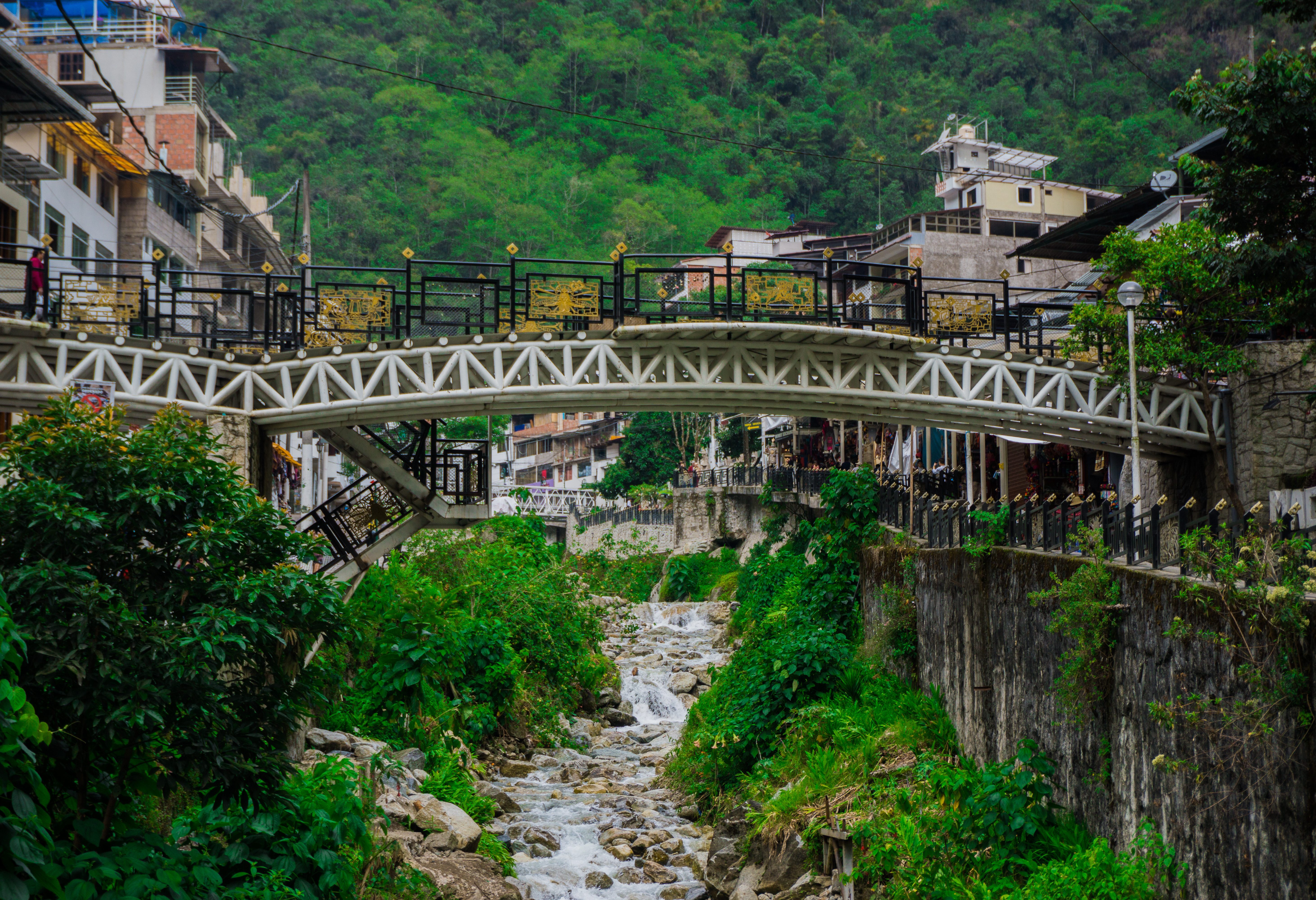 Witte brug in Aguas Calientes, uitvalsbasis voor Machu Picchu in Peru