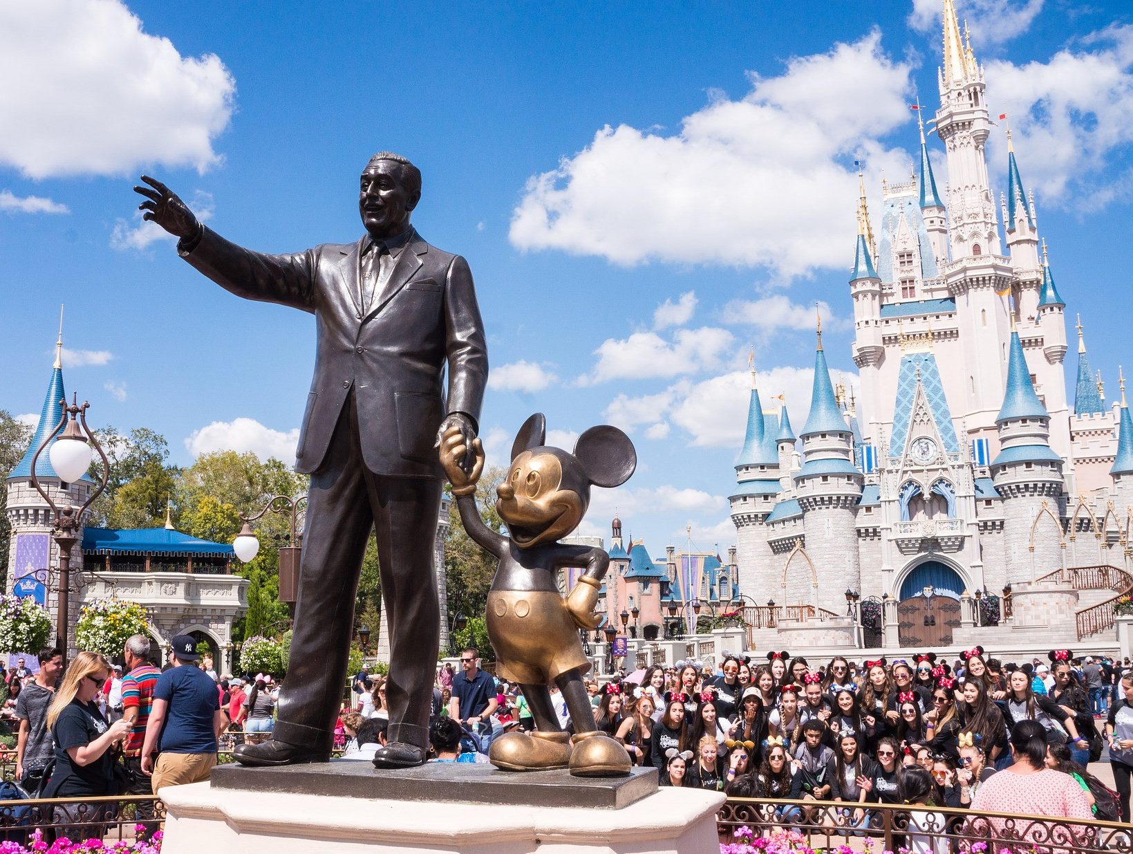Standbeeld van Mickey en Walt Disney in Disney World Orlando, Amerika