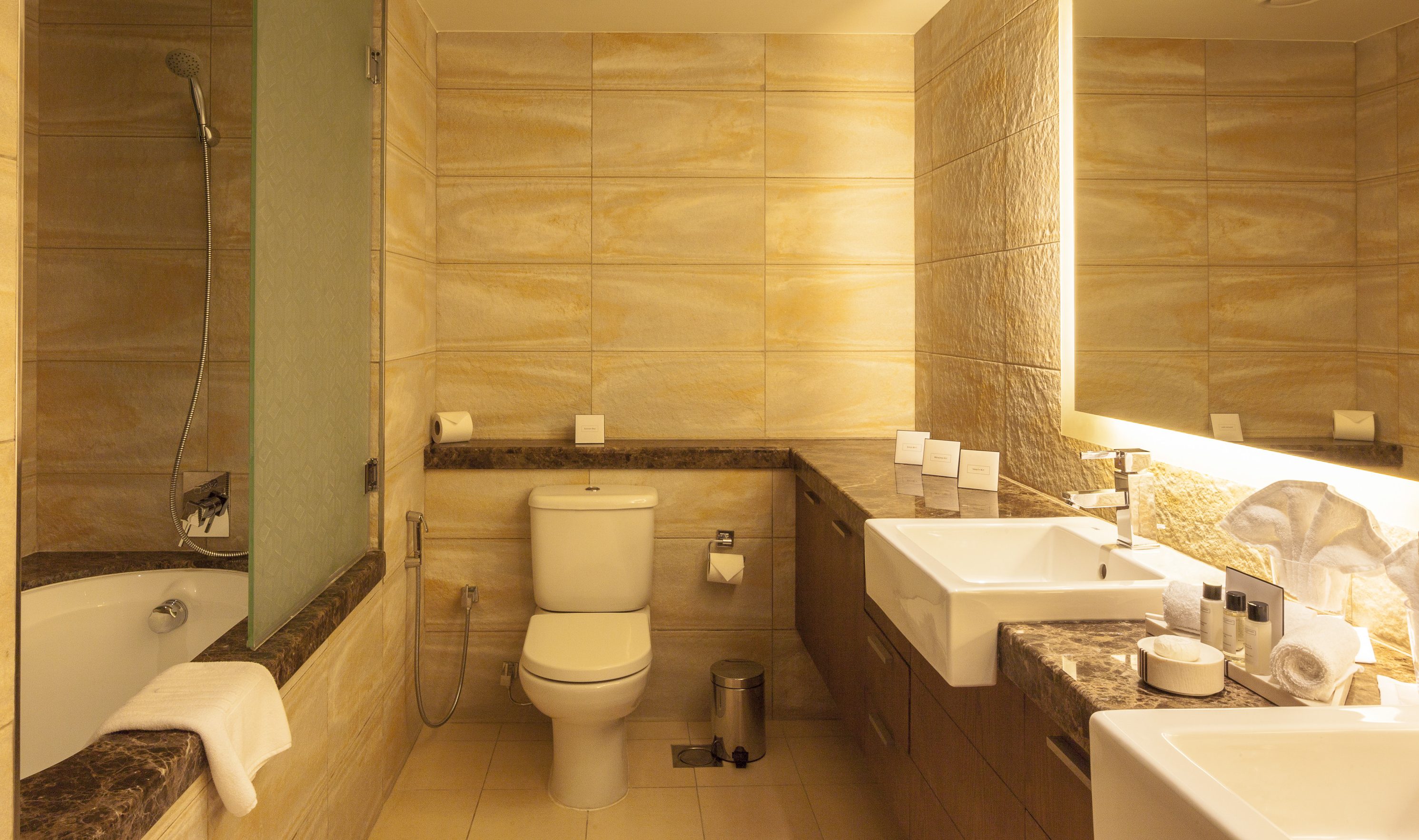 Badkamer van de Deluxe kamer in het Barcelo Mussanah Resort in Oman