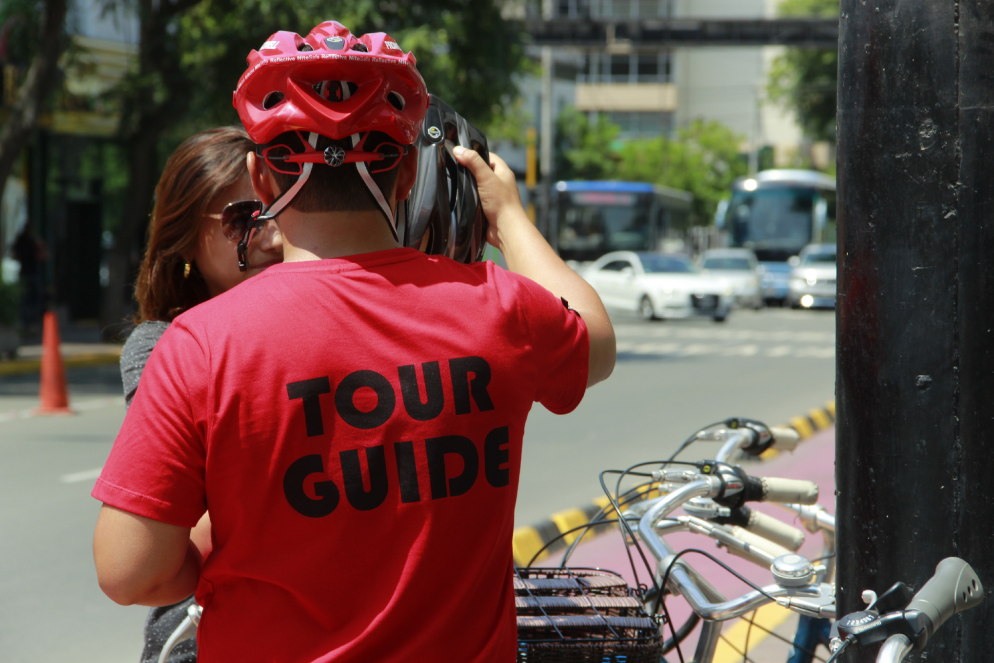 peru-lima-fietstour-miraflores-barranco-gids-geeft-uitleg