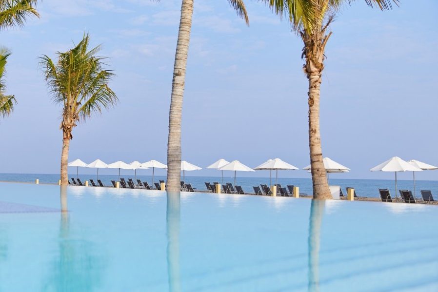 Genieten van het zwembad van het Barcelo Mussanah Resort nabij Muscat in Oman