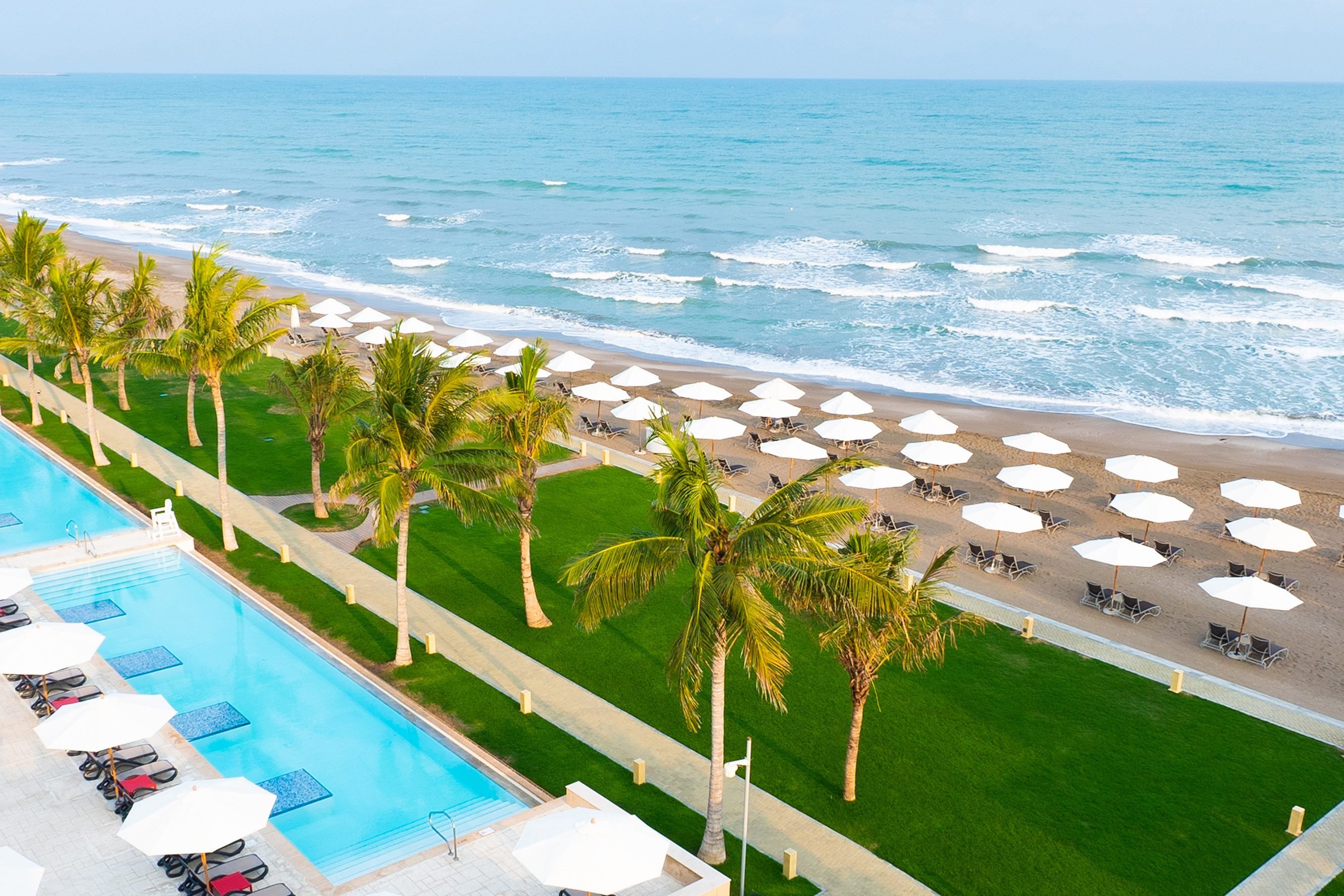 Zwembad en strand van het Barcelo Mussanah Resort nabij Muscat in Oman