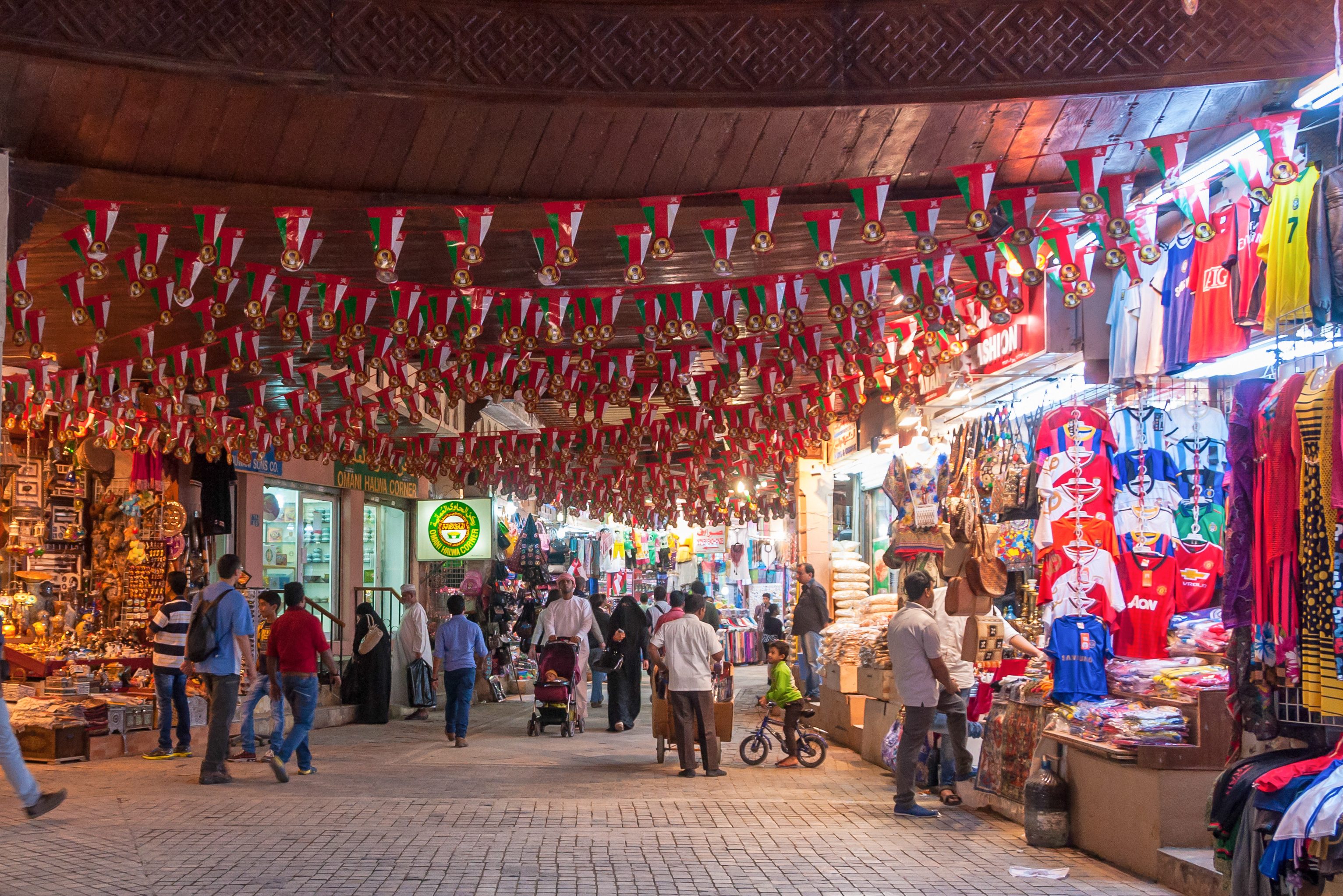 Nauwe straatjes van de Mutra Souk in Muscat in Oman