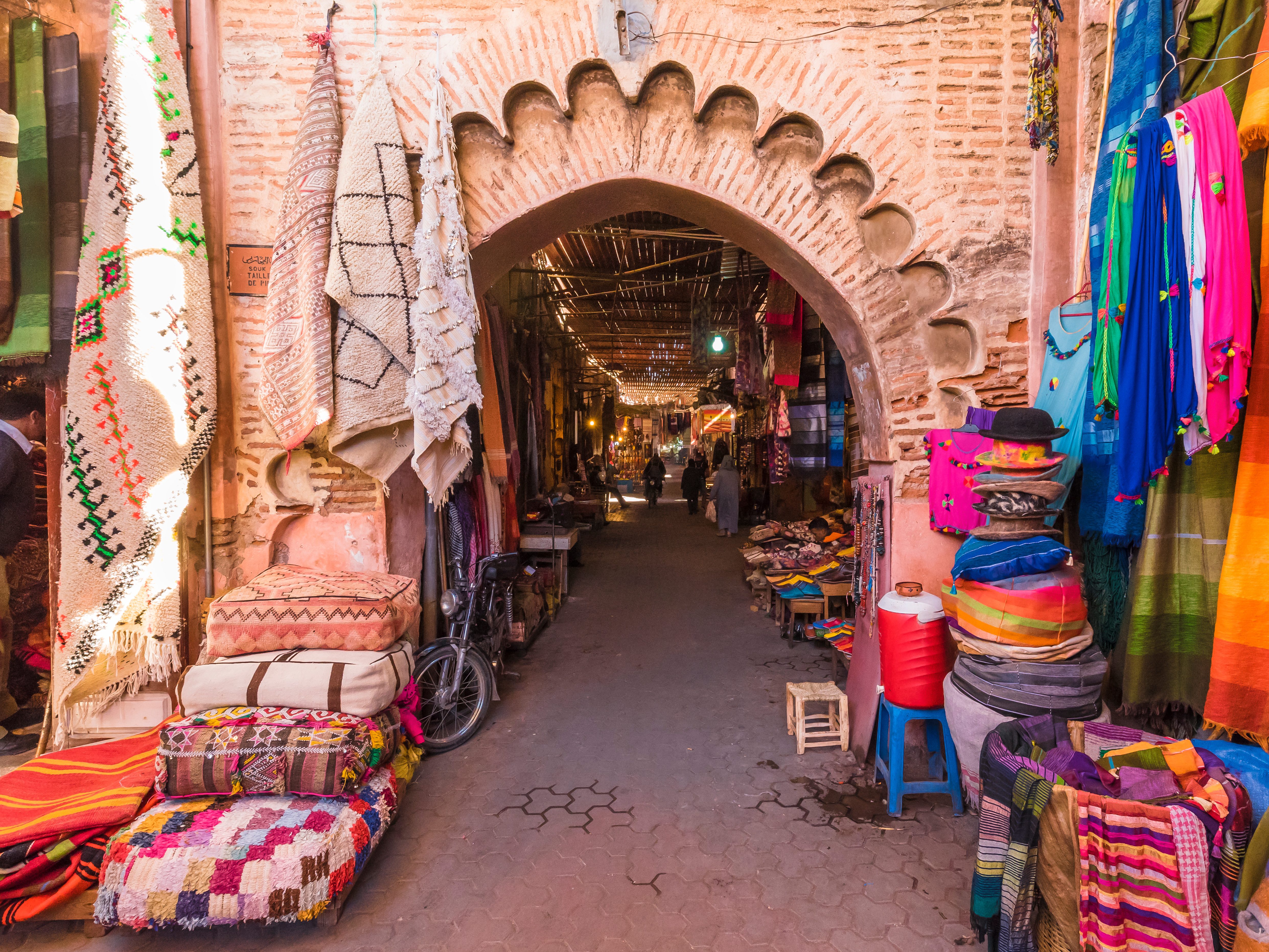 Ingang naar de kleurrijke souk in Jeruzalem, Israel