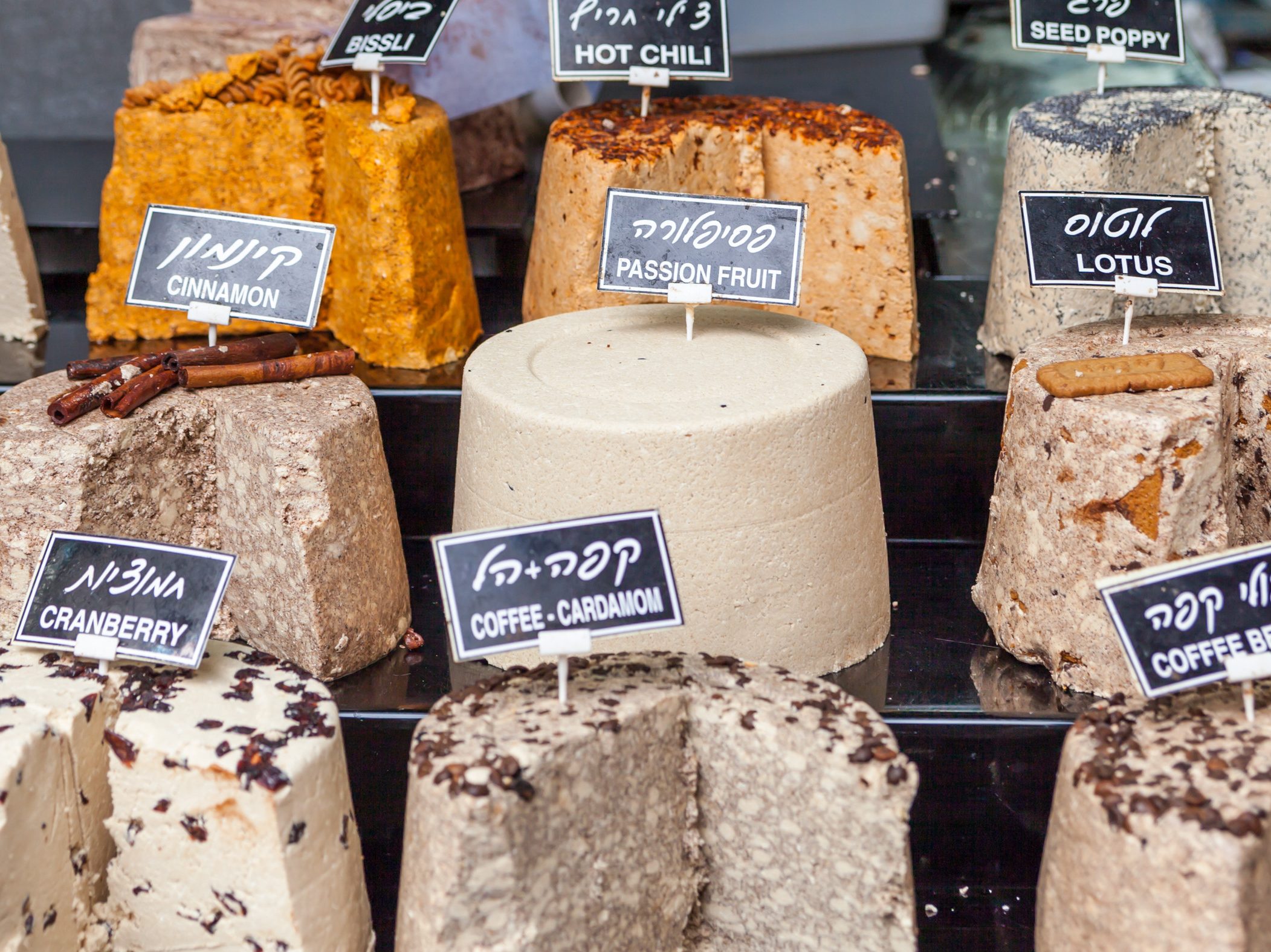 Verschillende soorten halve op de markt van Jeruzalem, Israel