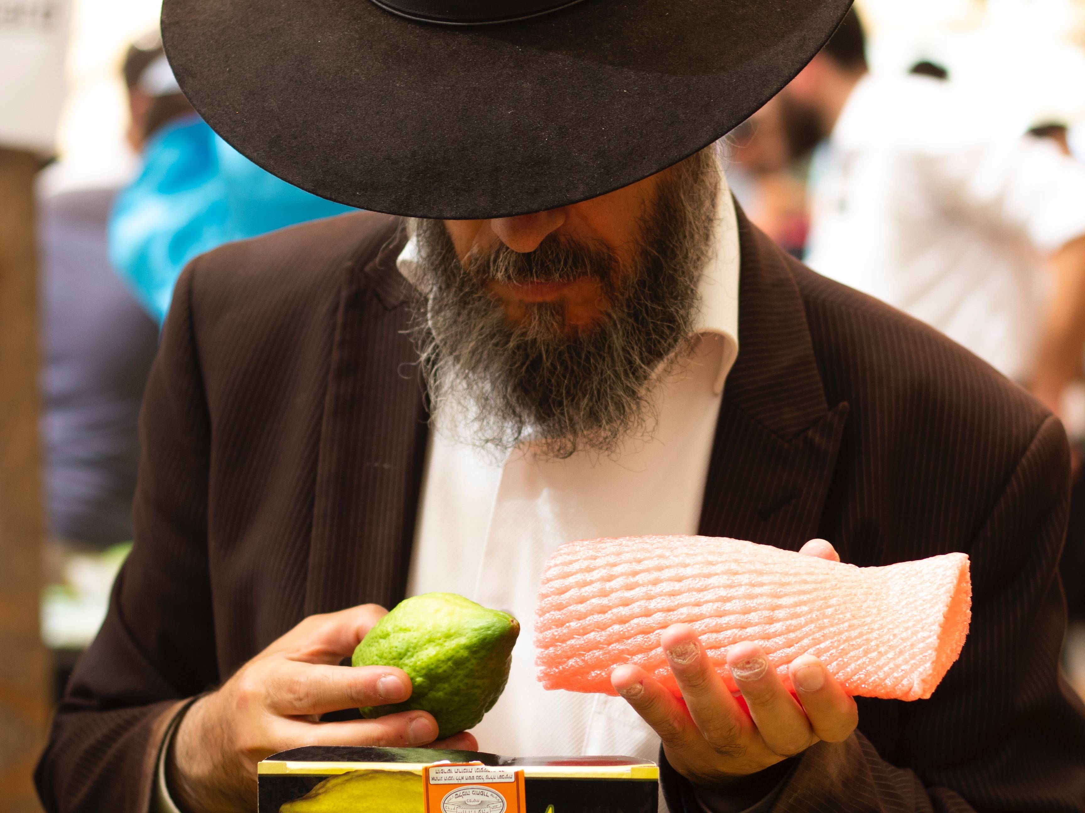 Een local koopt wat lekkers op de markt in Jeruzalem, Israel