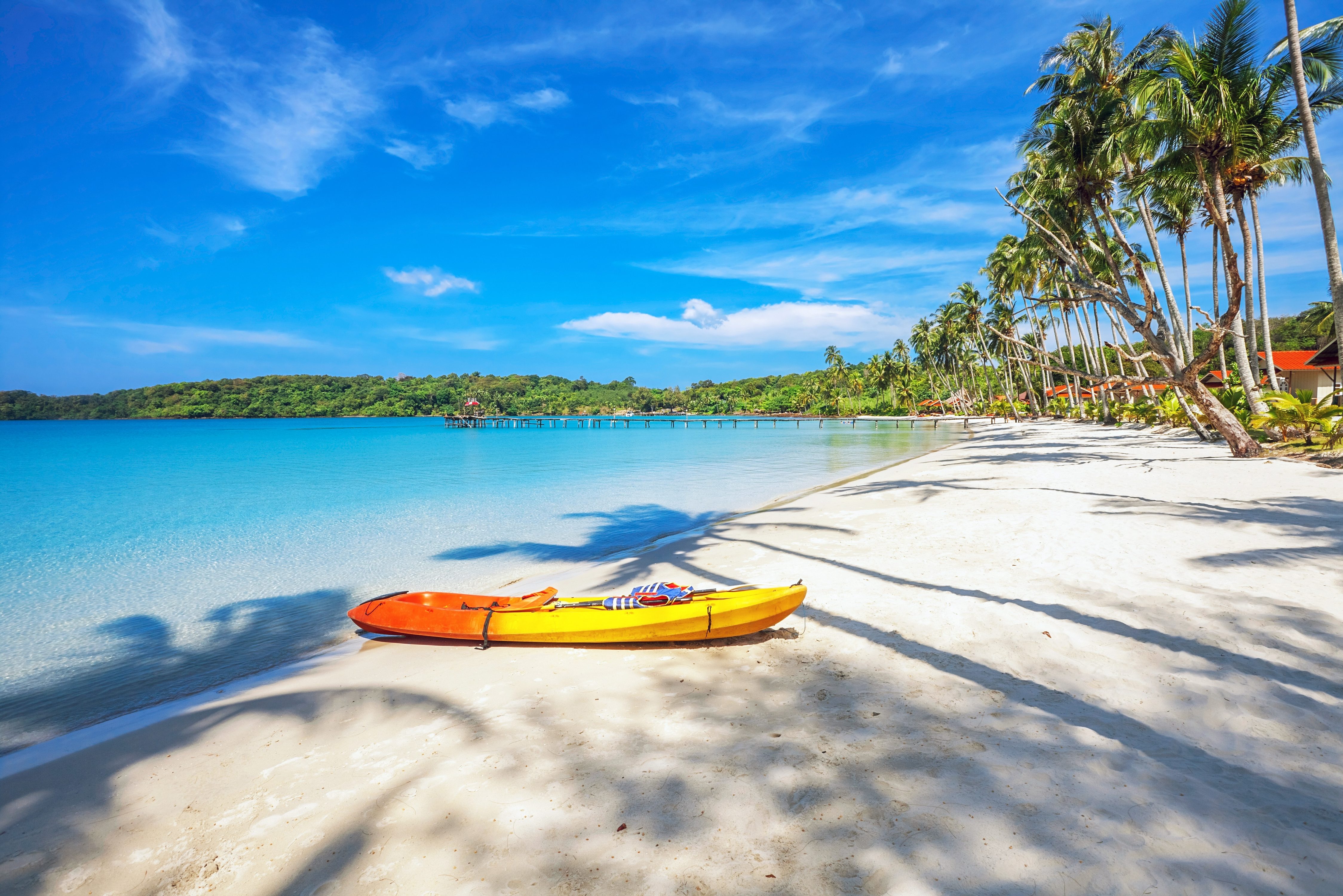 Kajak op het strand bij Koh Chang in Thailand