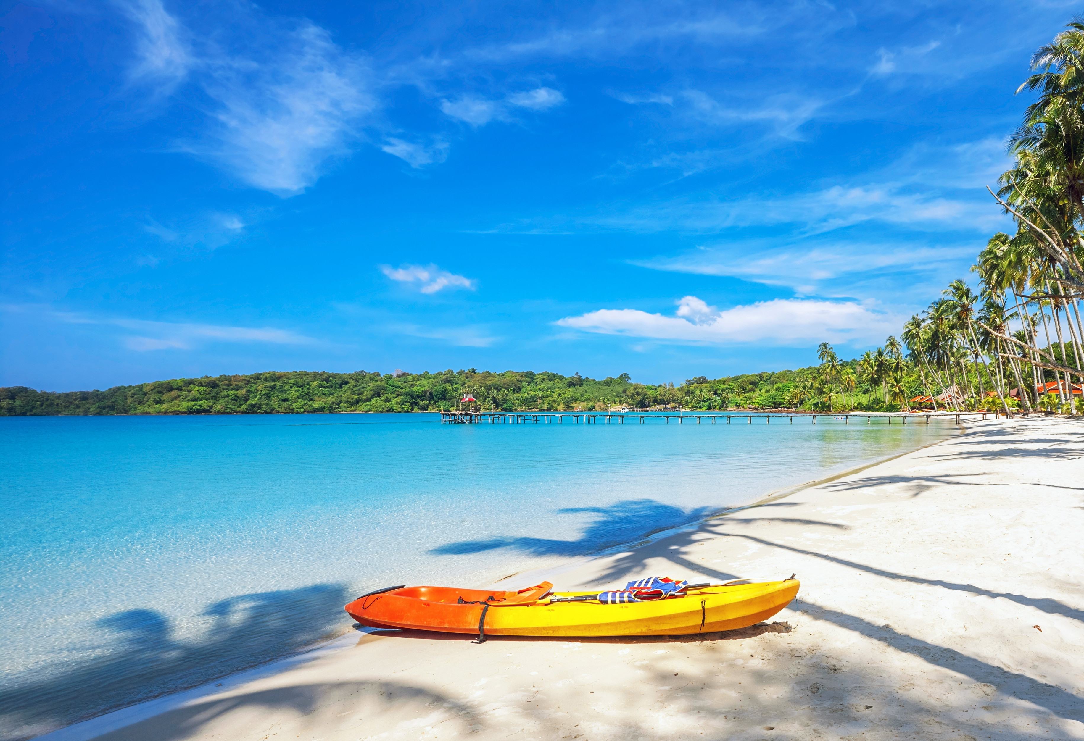 Het strand van Koh Chang in Thailand