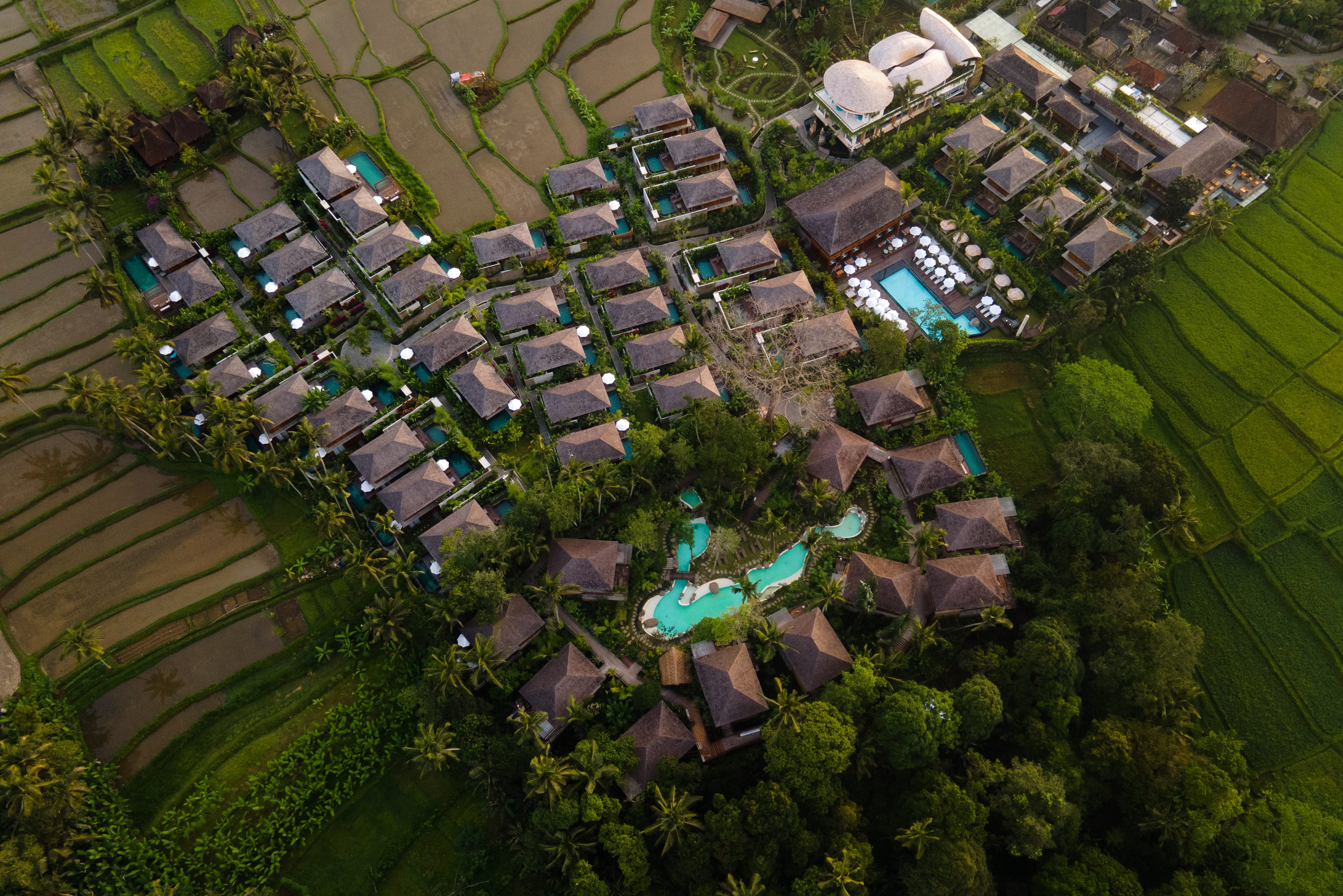 Zicht van boven op het Kappa Senses Ubud op Bali in Indonesie