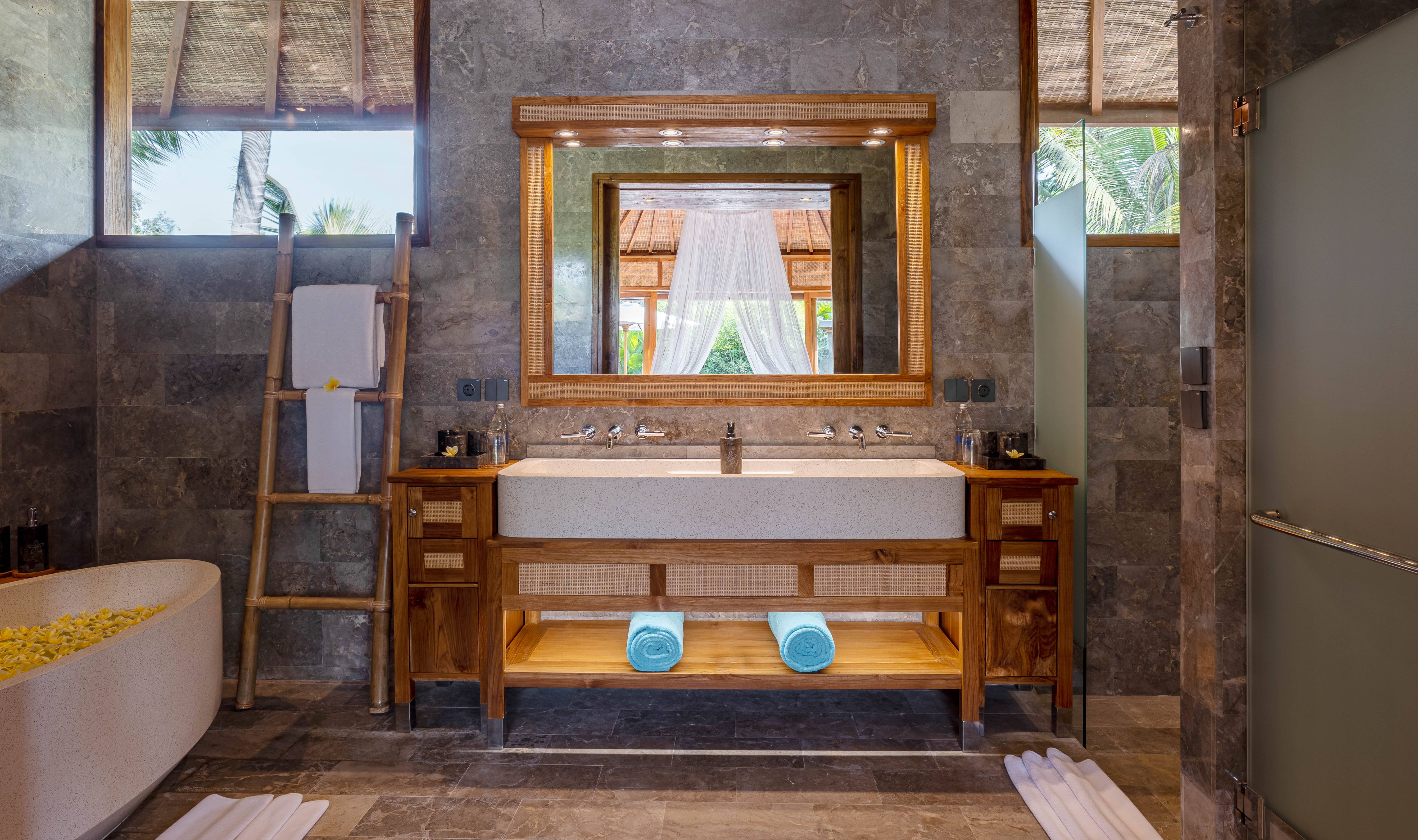 Badkamer van de One Bedroom Pool Villa in het Kappa Senses Ubud op Bali in Indonesie