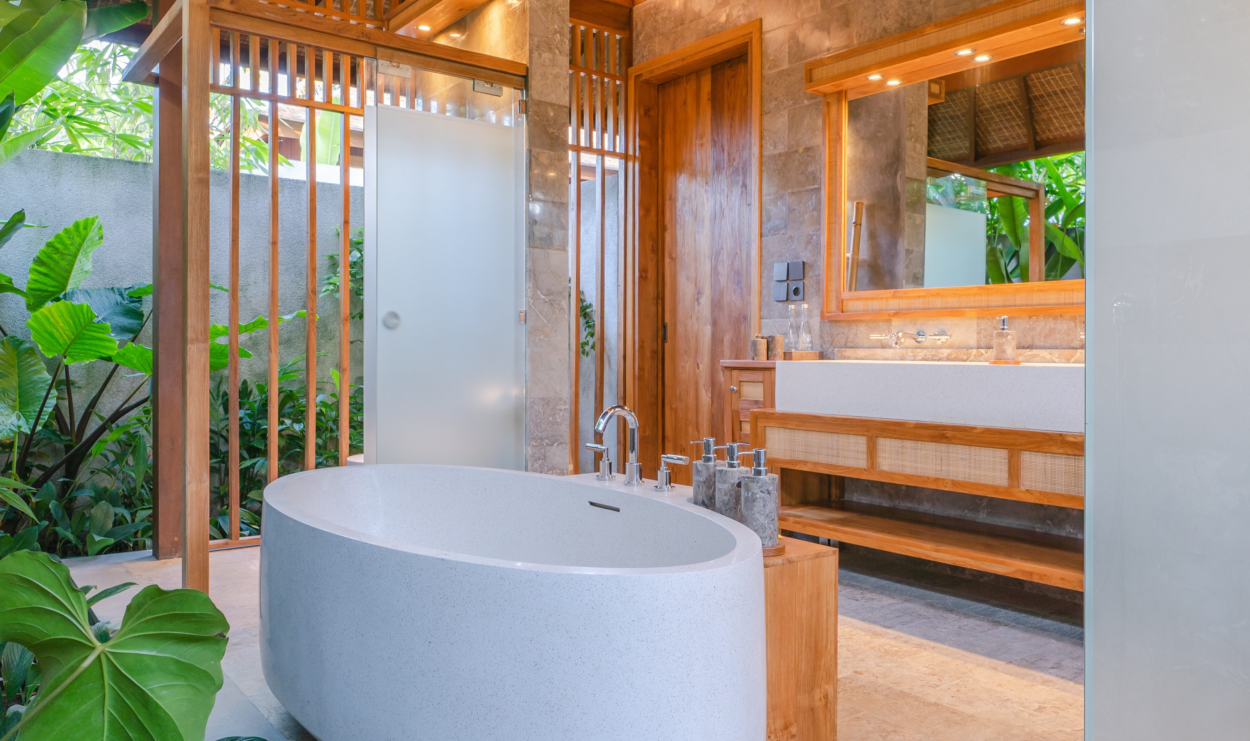 Badkamer van de One Bedroom Pool Villa with Rice Field View in het Kappa Senses Ubud op Bali in Indonesie