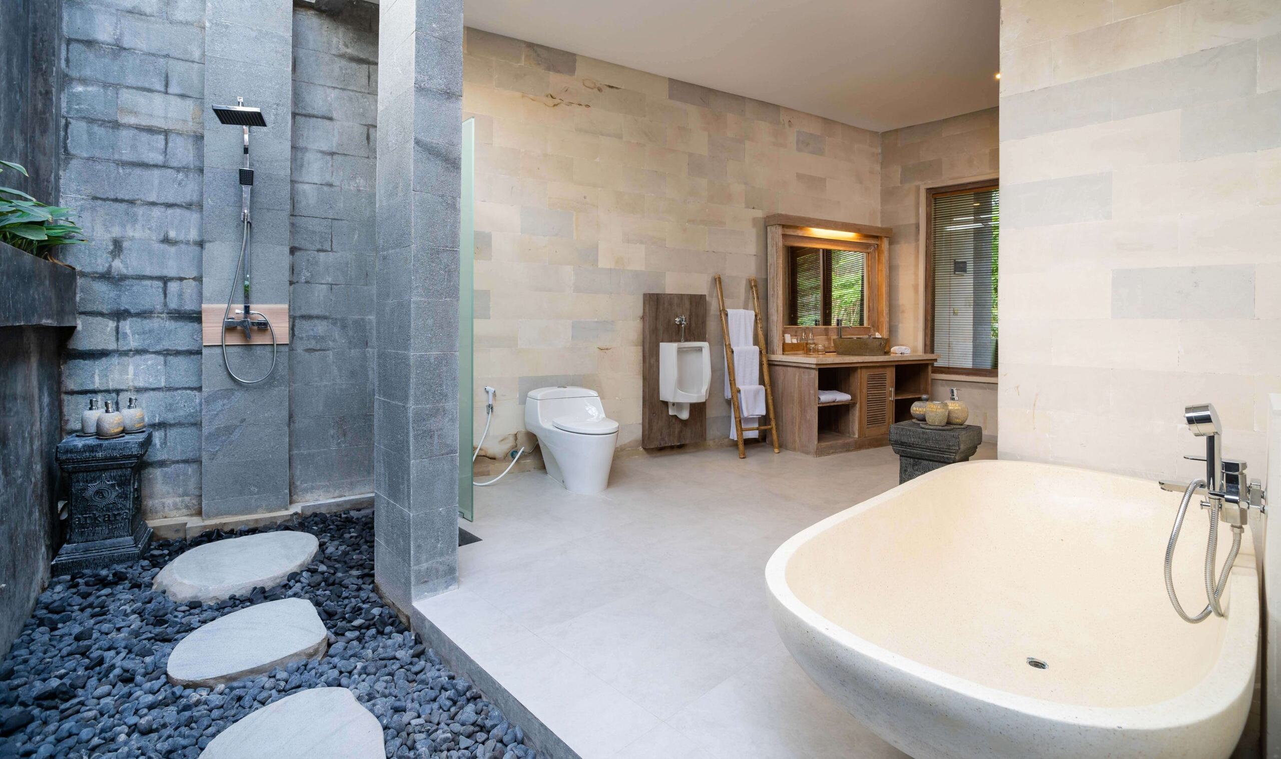 Badkamer van de Suite in het Arkamara Dijiwa Ubud op Bali in Indonesie