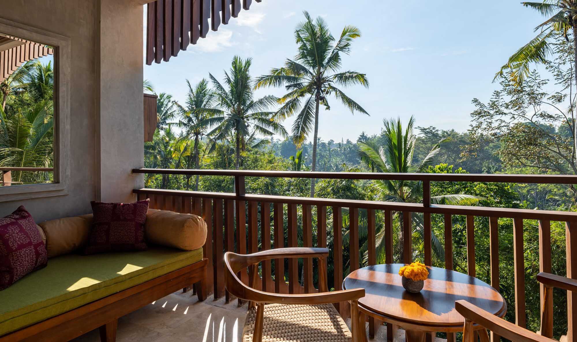 Terras van de Arkamara Suite Jungle in het Arkamara Dijiwa Ubud op Bali in Indonesie
