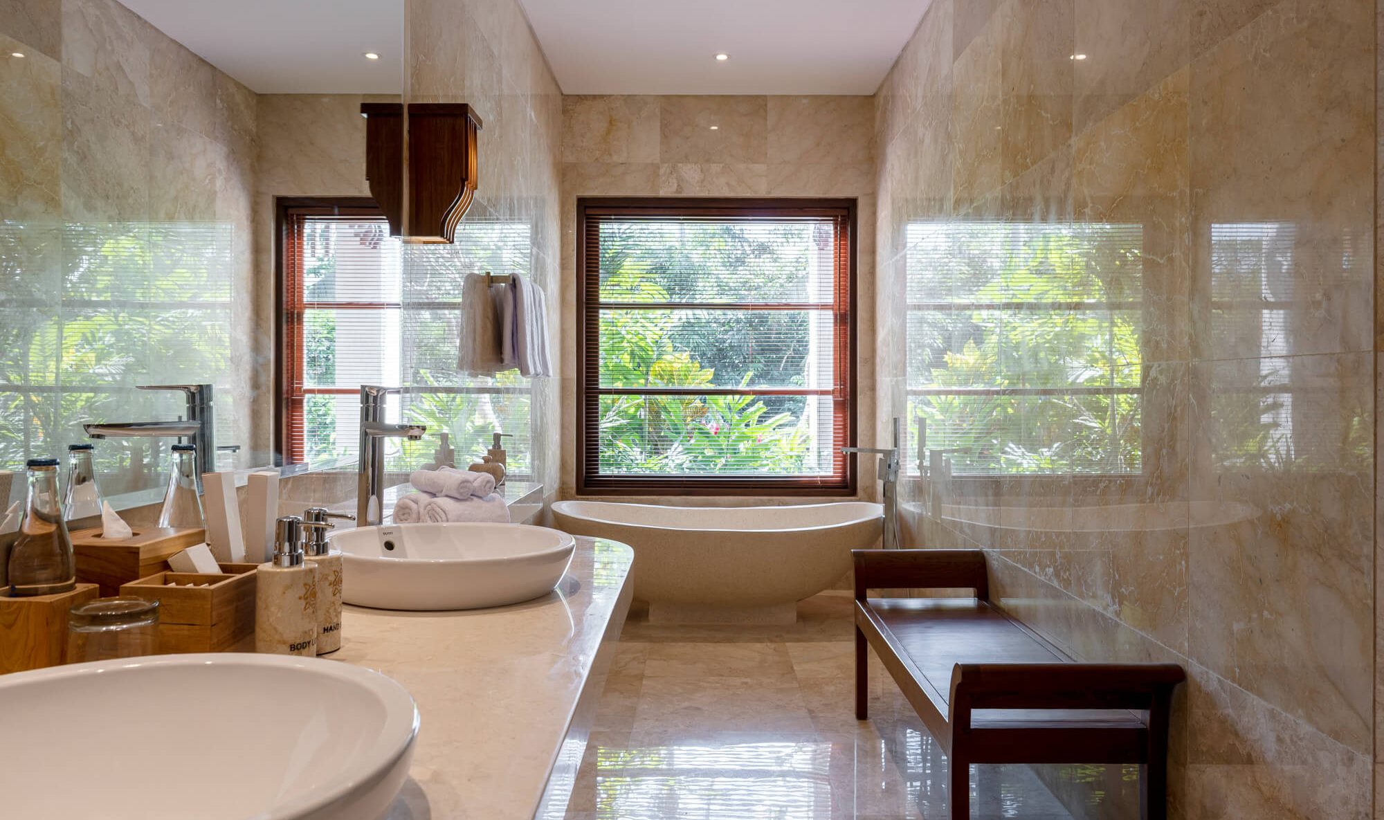 Badkamer van de Arkamara Suite Jungle in het Arkamara Dijiwa Ubud op Bali in Indonesie