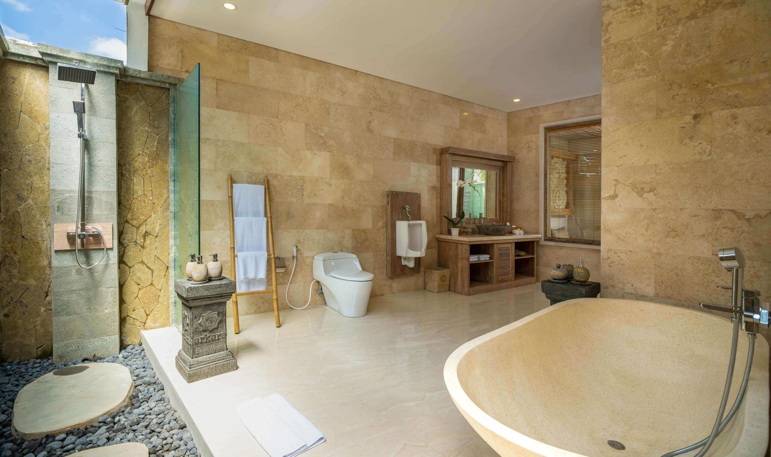 Badkamer van de One Bedroom Pool Villa in het Arkamara Dijiwa Ubud op Bali in Indonesie