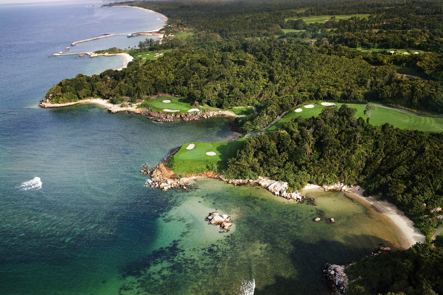 Golfbaan langs de kust van Bintan bij Singapore