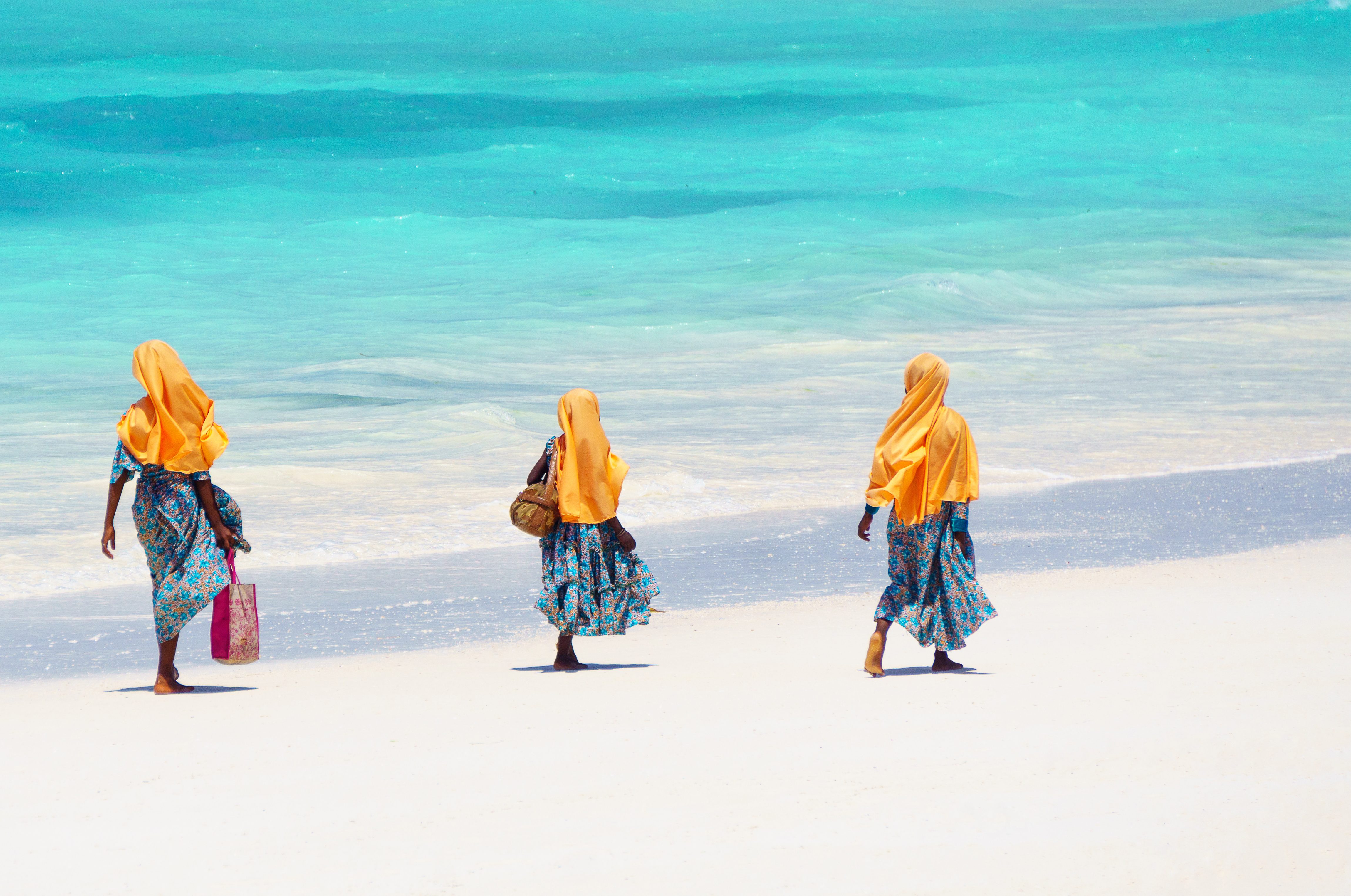 Zanzibar-kinderen-wandelen-over-wit-strand