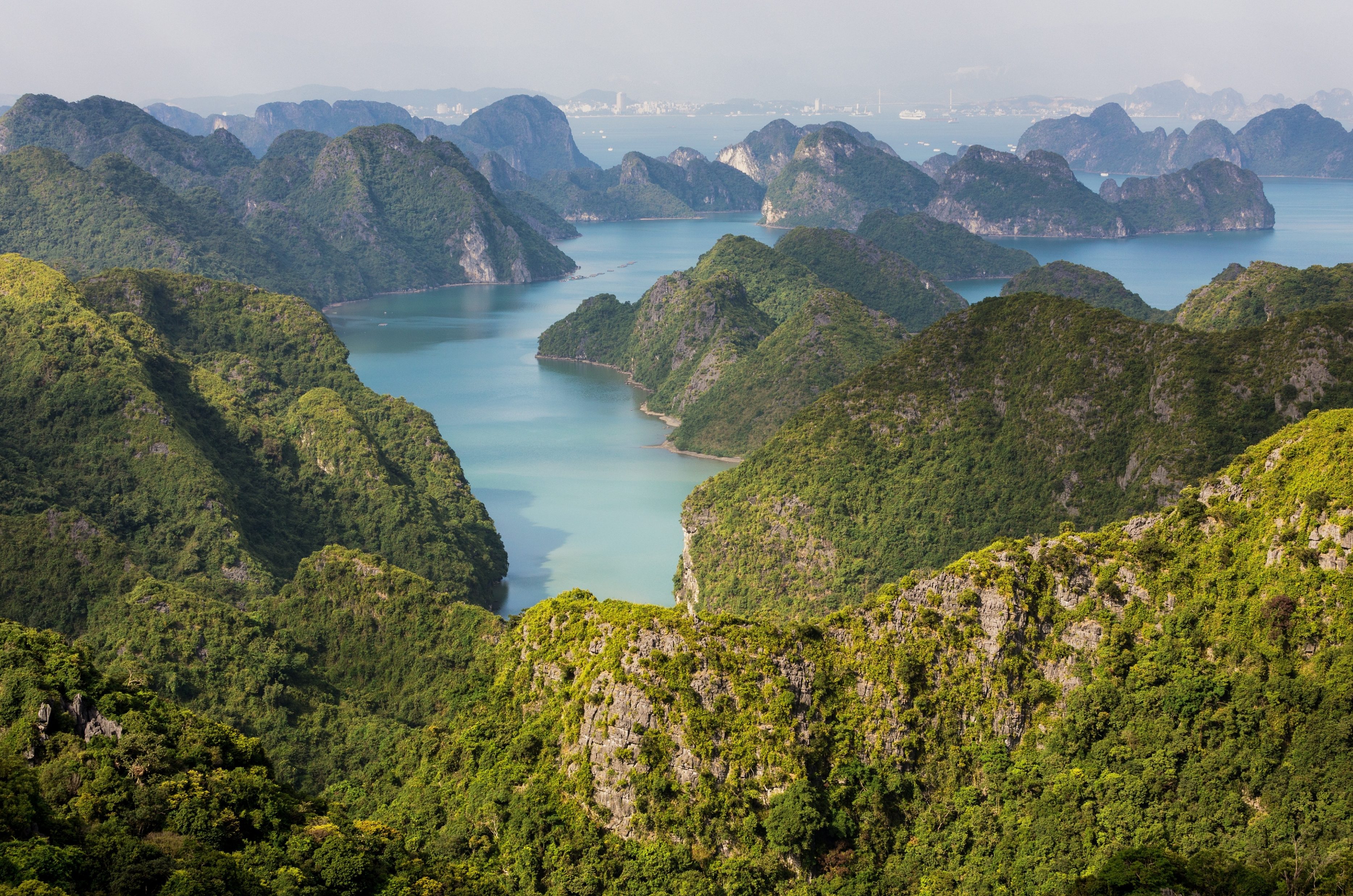 Vietnam-regio-Halong-Bay-Cat-Ba-Island-uitzicht