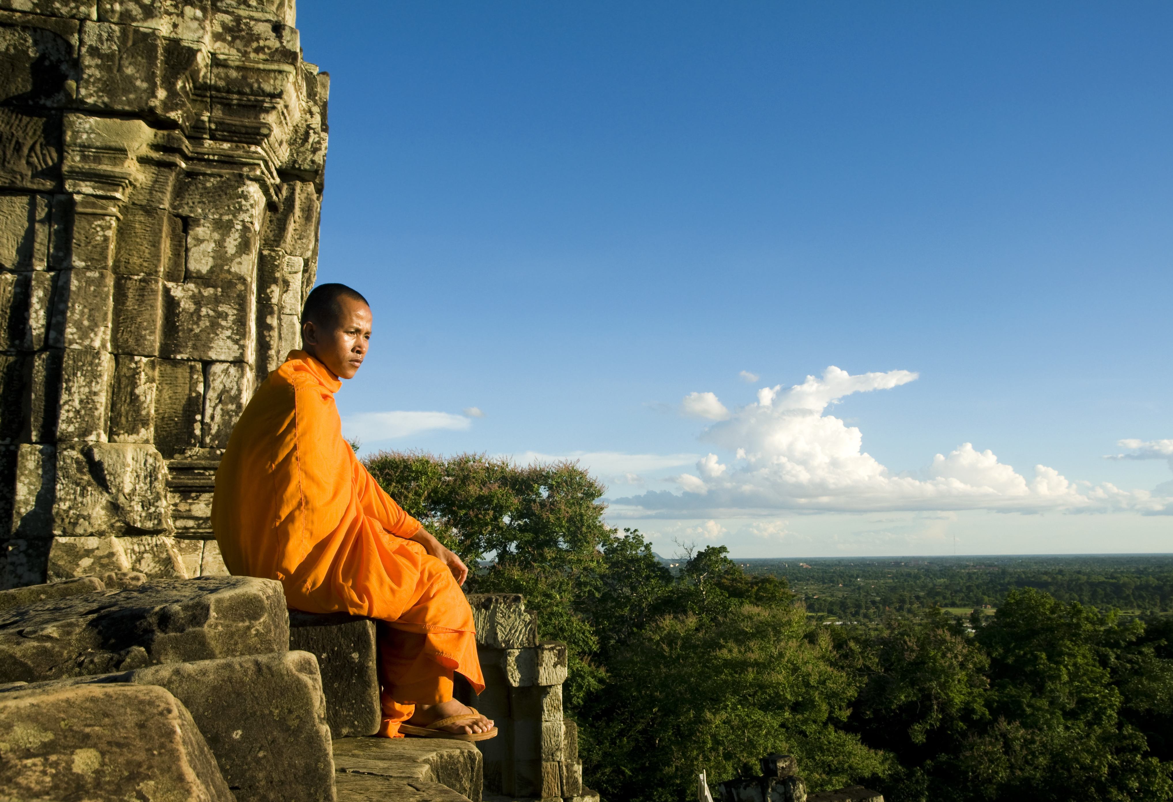 Cambodja-monnik-kijk-uit-over-landschap-vanaf-tempel