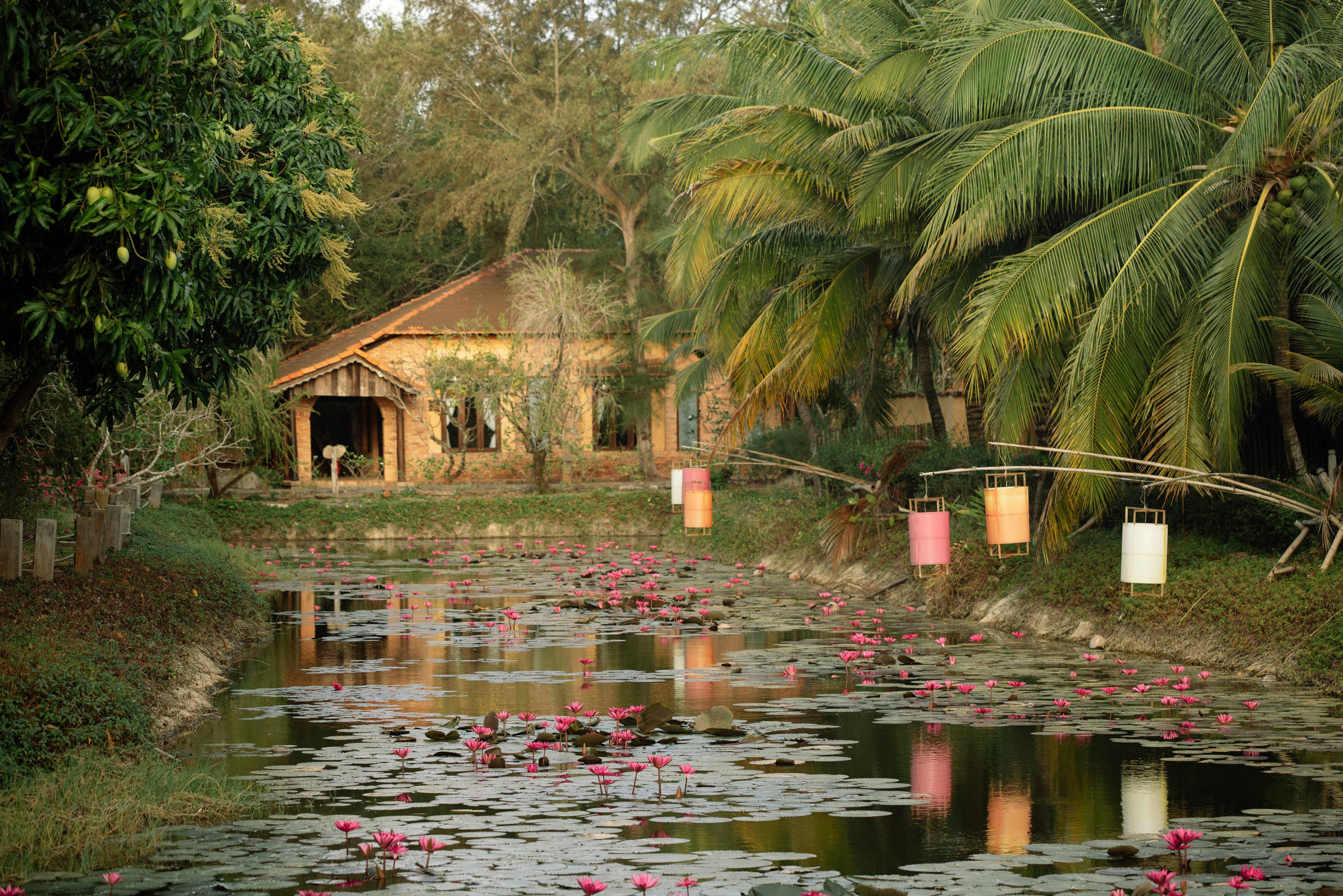 Tuin met lagune van het Ho Tram Beach Boutique Resort in Vietnam