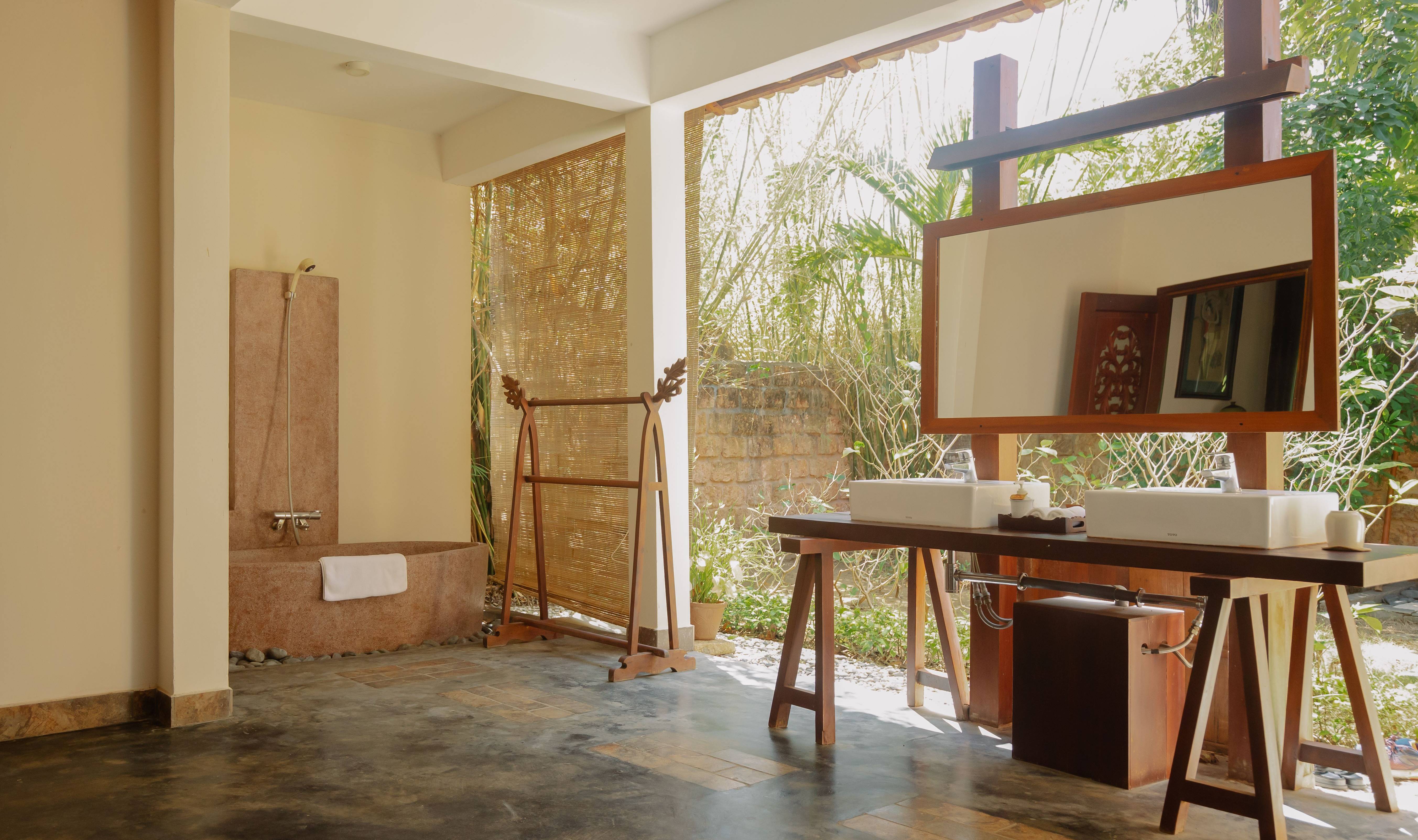 Halfopen badkamer van de One Bedroom Poolvilla in het Ho Tram Beach Boutique Resort in Vietnam