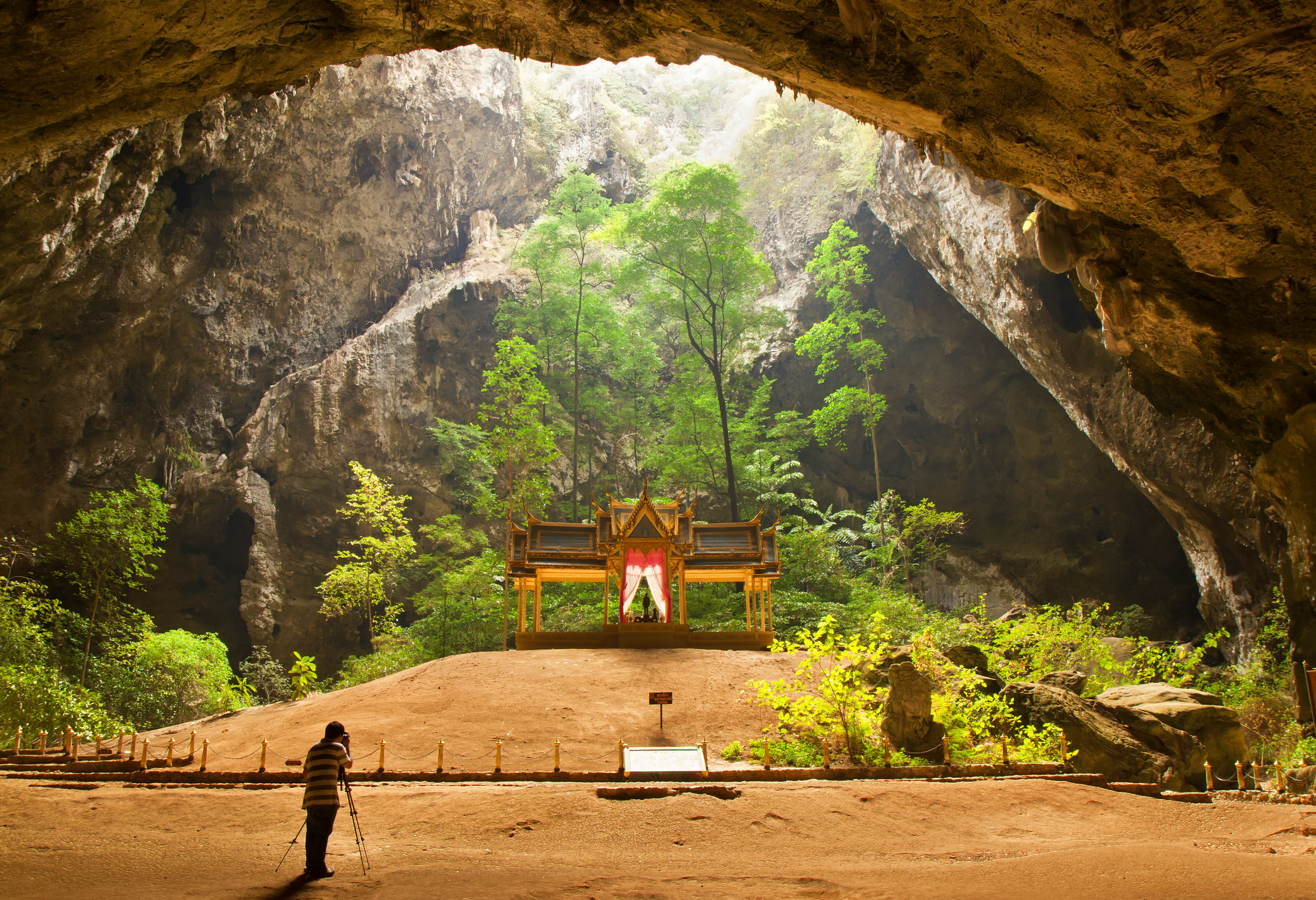 Grottempel bij Sam Roi Yot nationaal park
