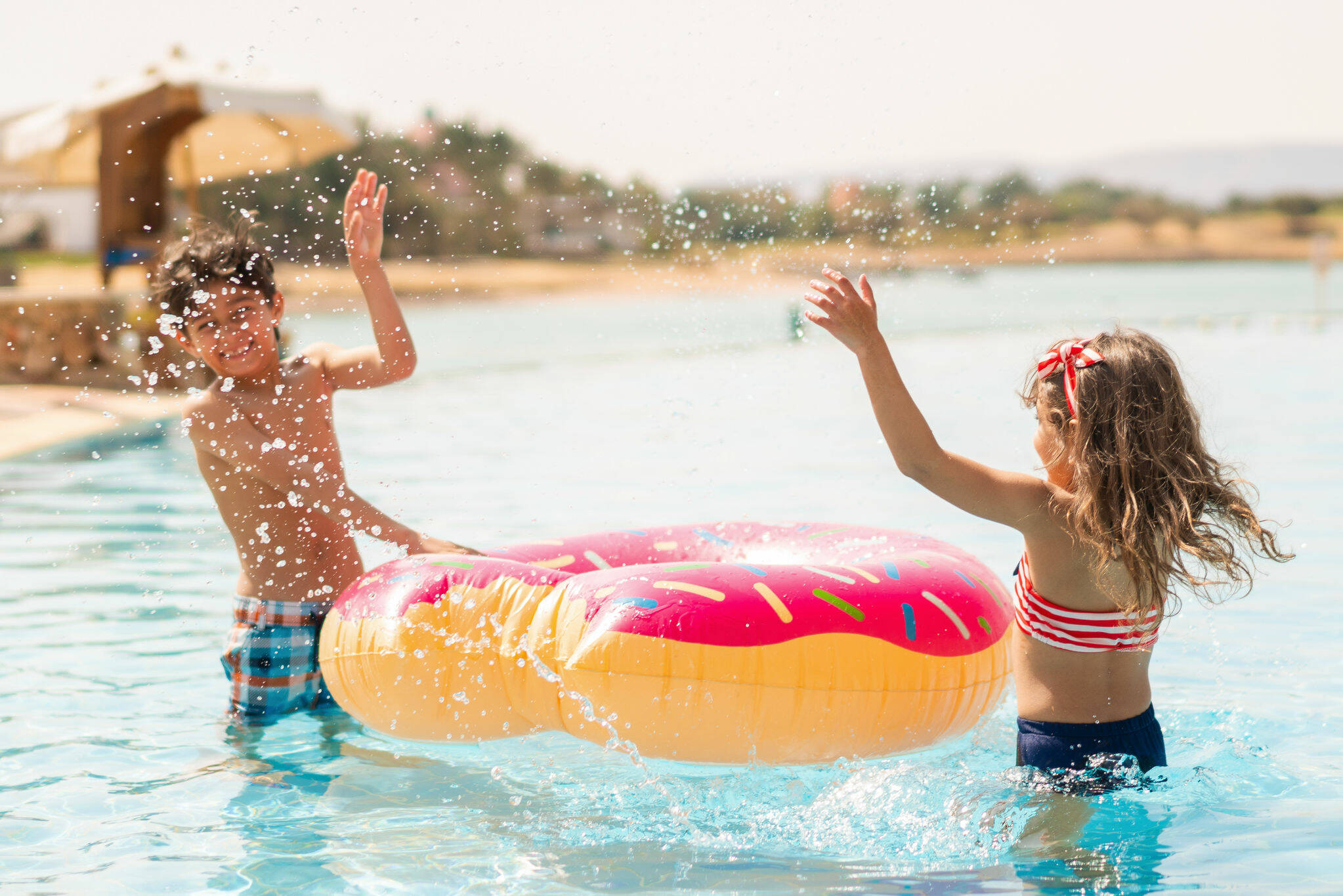 Egypte El Gouna Movenpick Kinderen spelen in zwembad