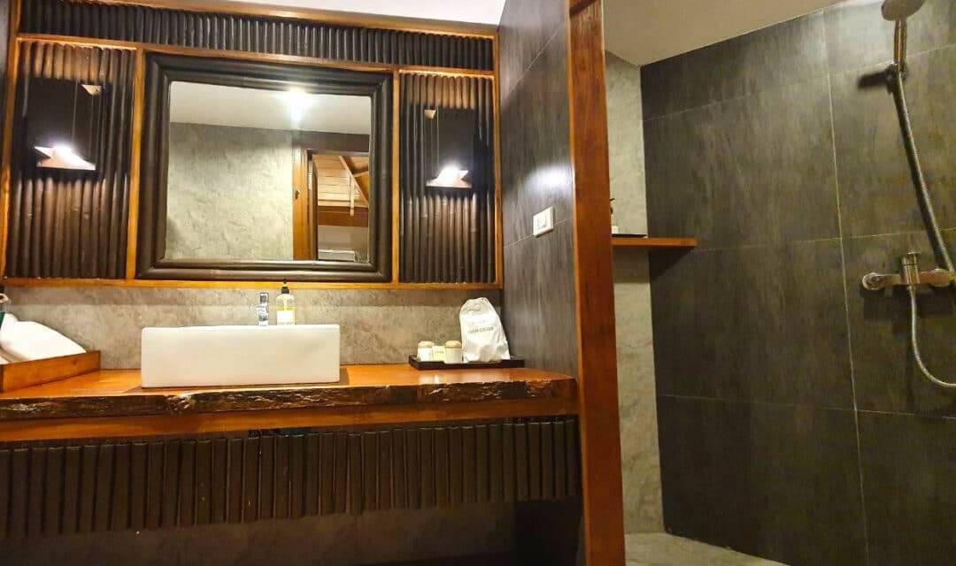 Thailand Kanchanaburi River Kwai Resotel Superior Kamer Badkamer