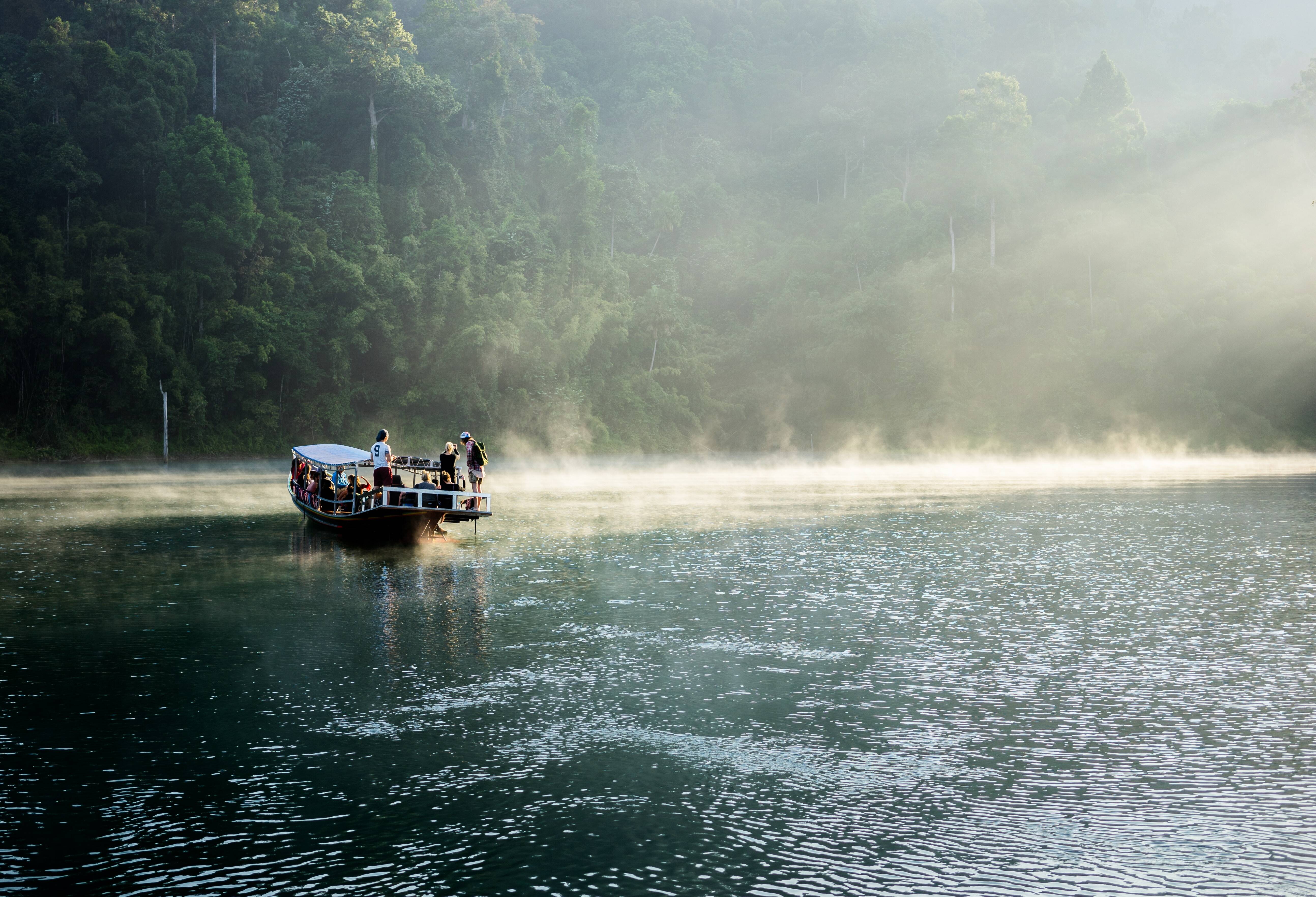 Boottocht in de ochtend in Khao Sok