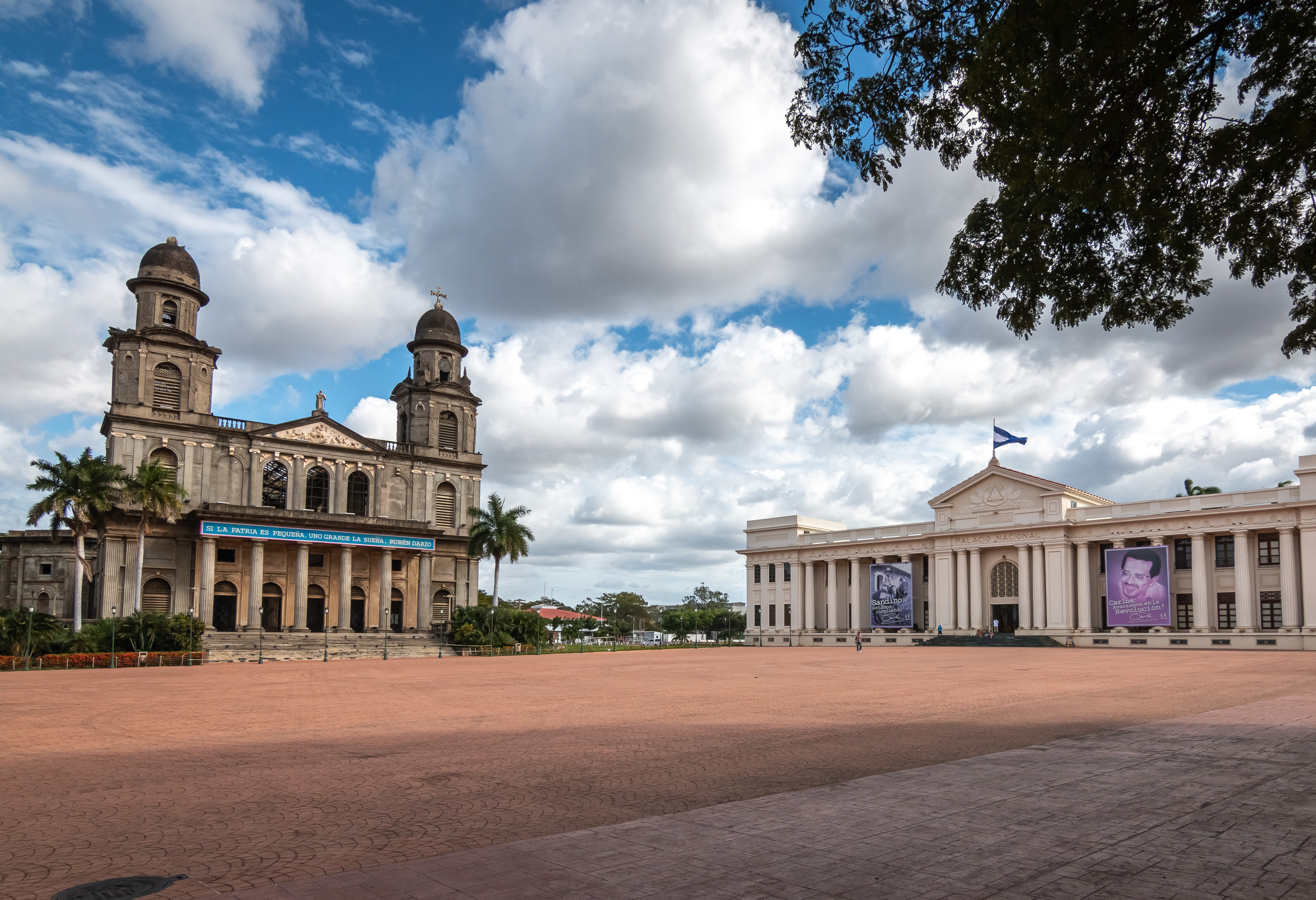 Nicaragua-Managua-plein-met-oude-gebouwen