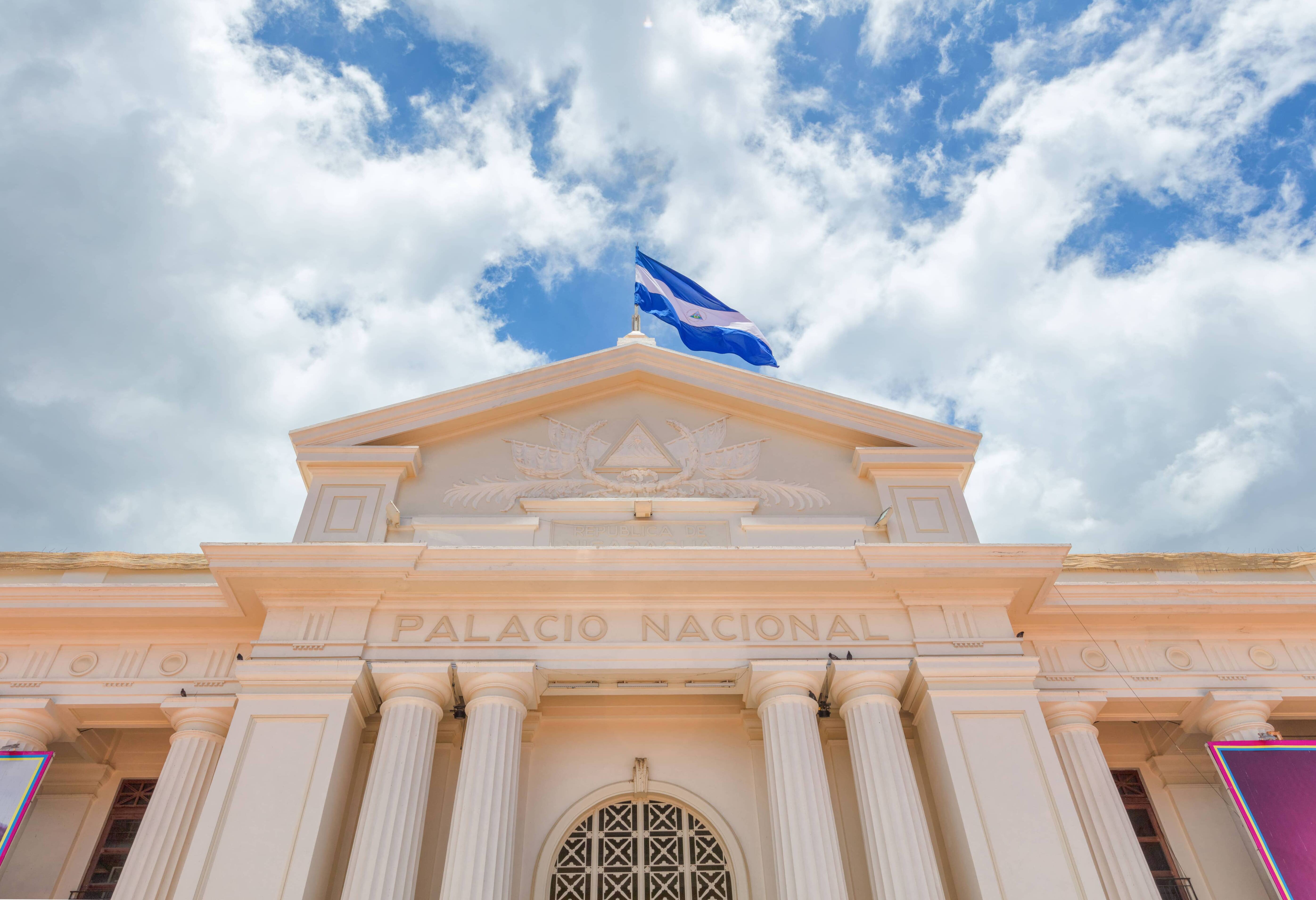 Nicaragua-Managua-gebouw-met-vlag