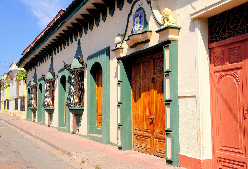 Nicaragua-granada-straat-met-gekleurde-huisjes