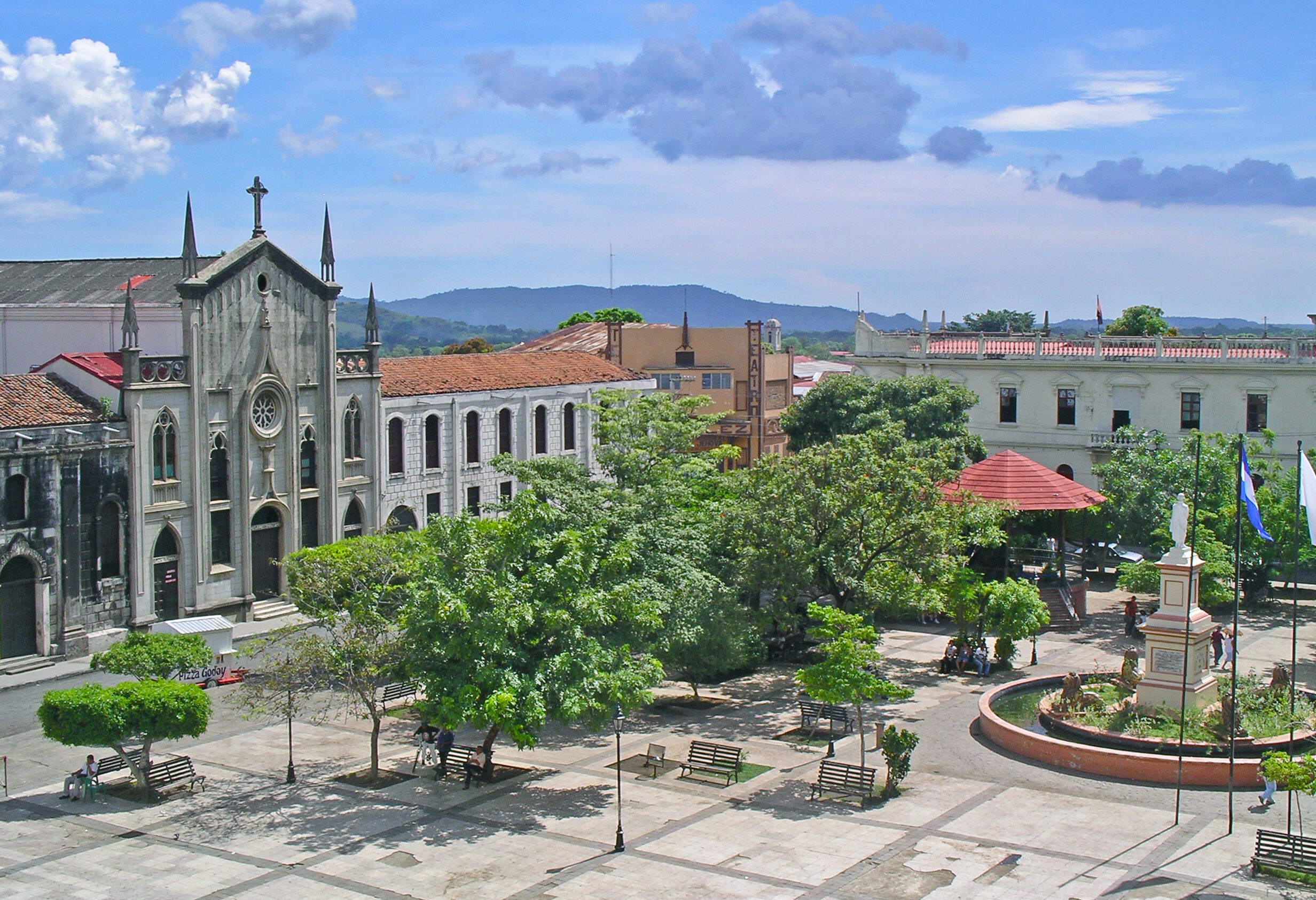 Plein met bomen en een kerk Leon Nicaragua