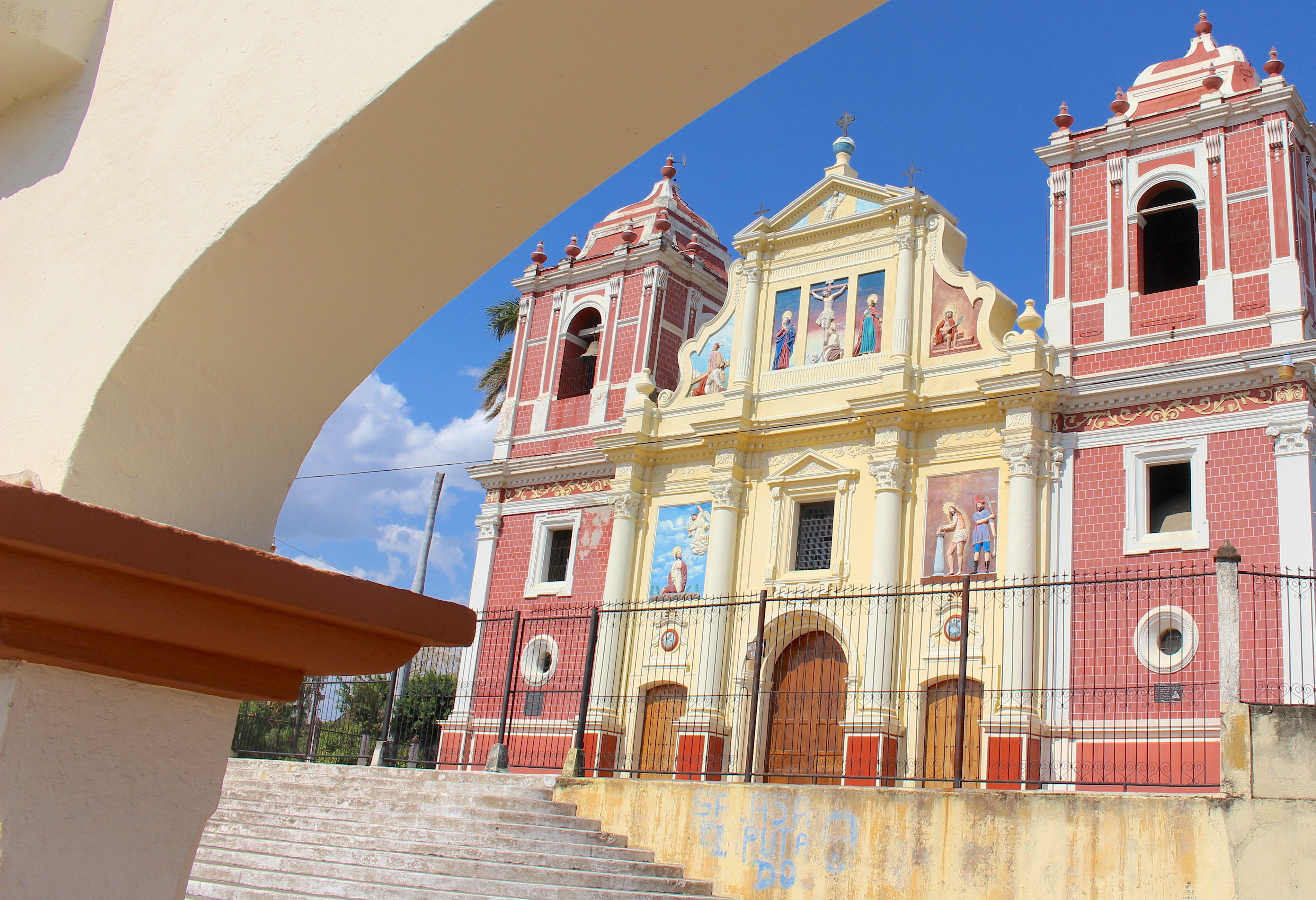 Kleurrijke kerk in Leon Nicaragua