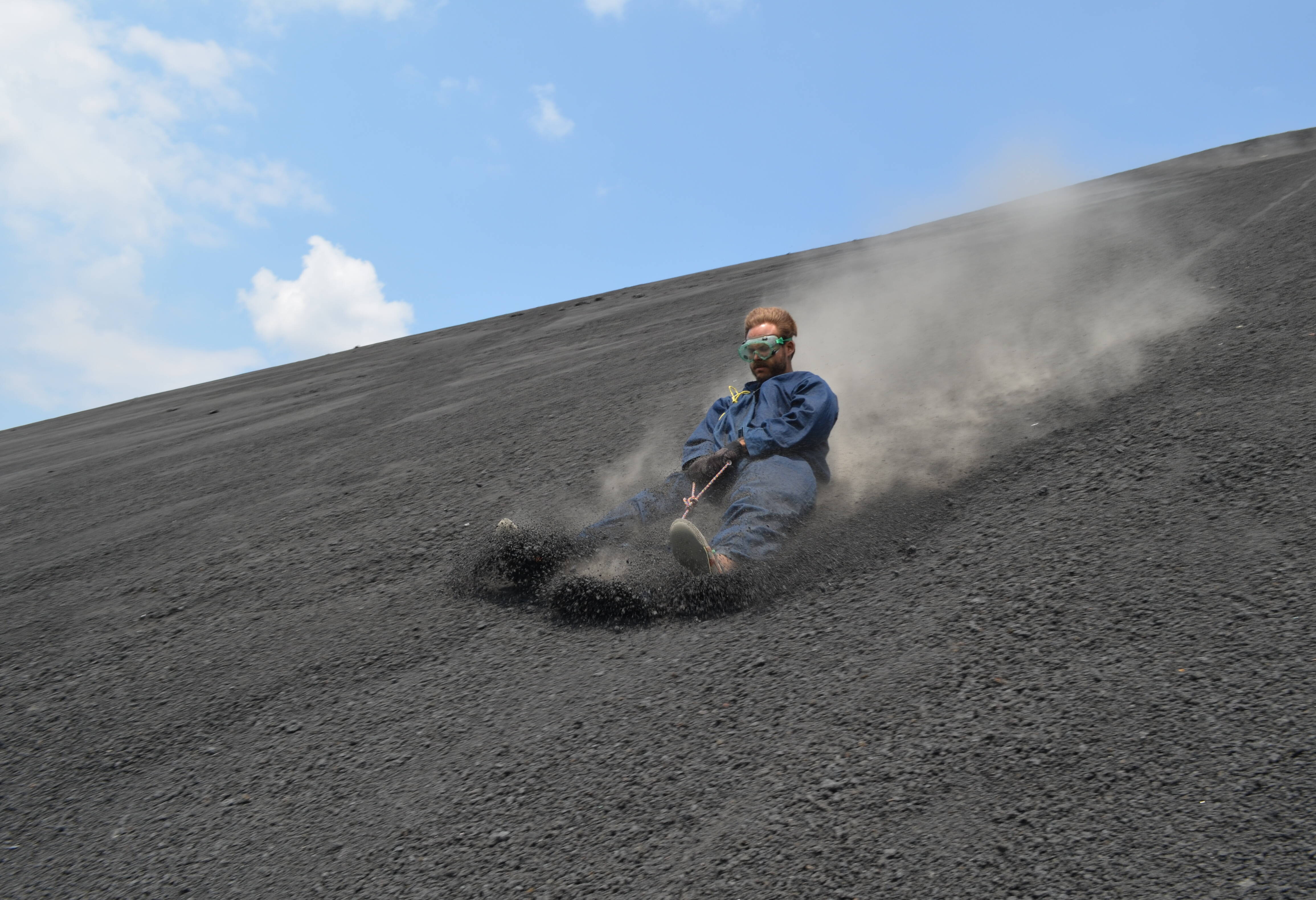 Man glijdt naar beneden van Cerro Negro in Leon Nicaragua