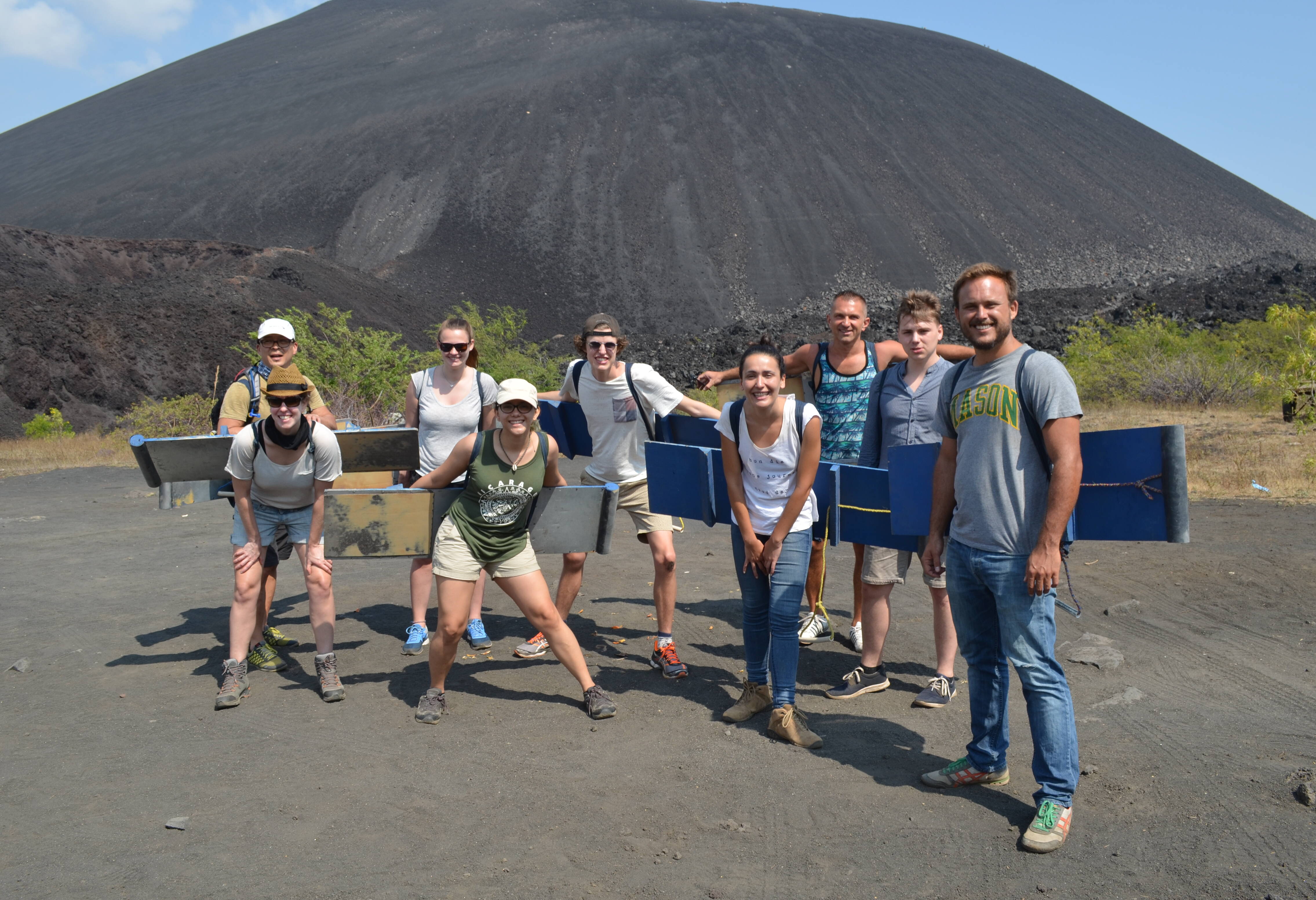 Blije mensen voor Cerro Negro in Leon Nicaragua