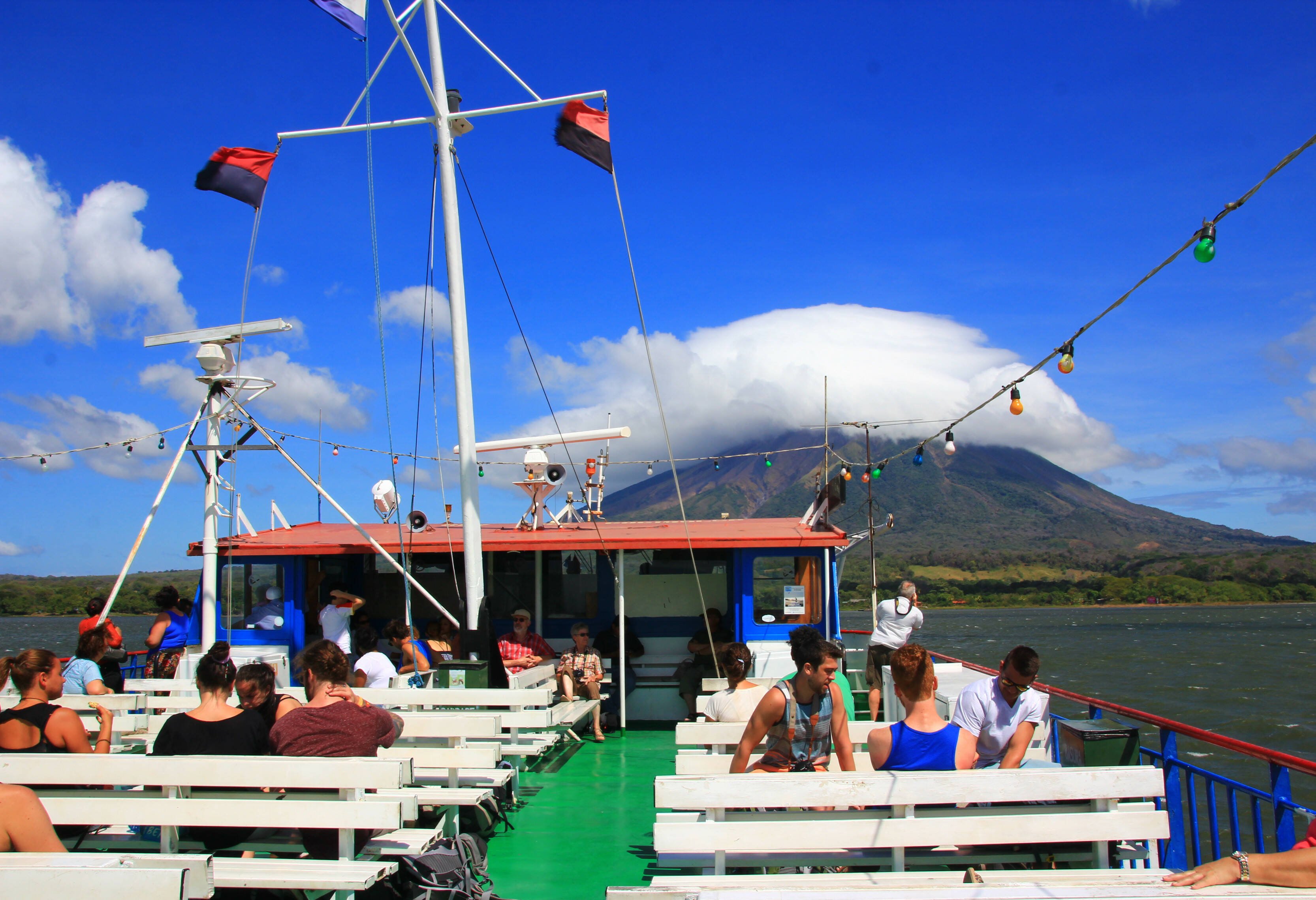 Reizigers aan boord van de ferry naar Ometepe Nicaragua