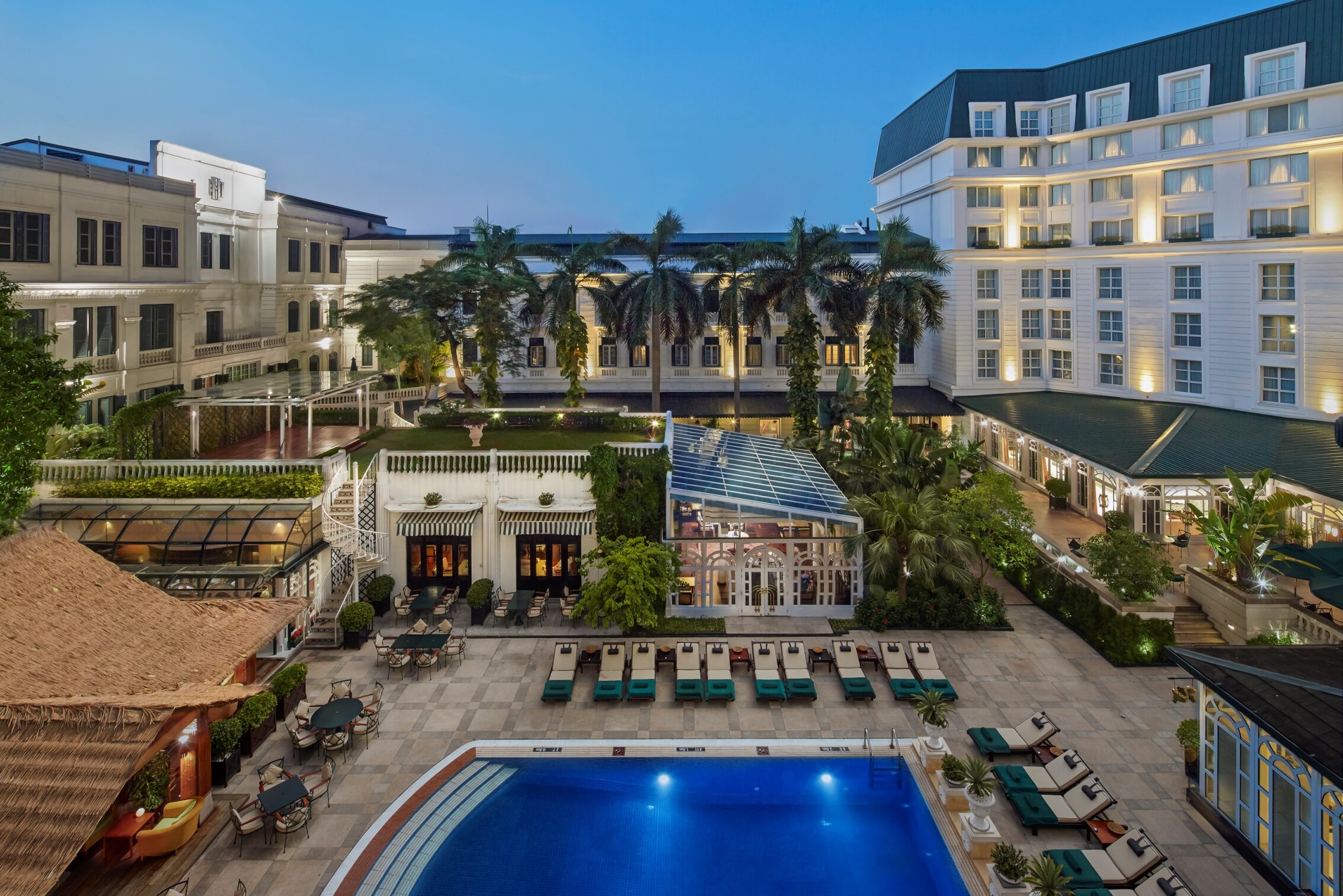 Tuin en zwembad van het Sofitel Legend Metropole in Hanoi