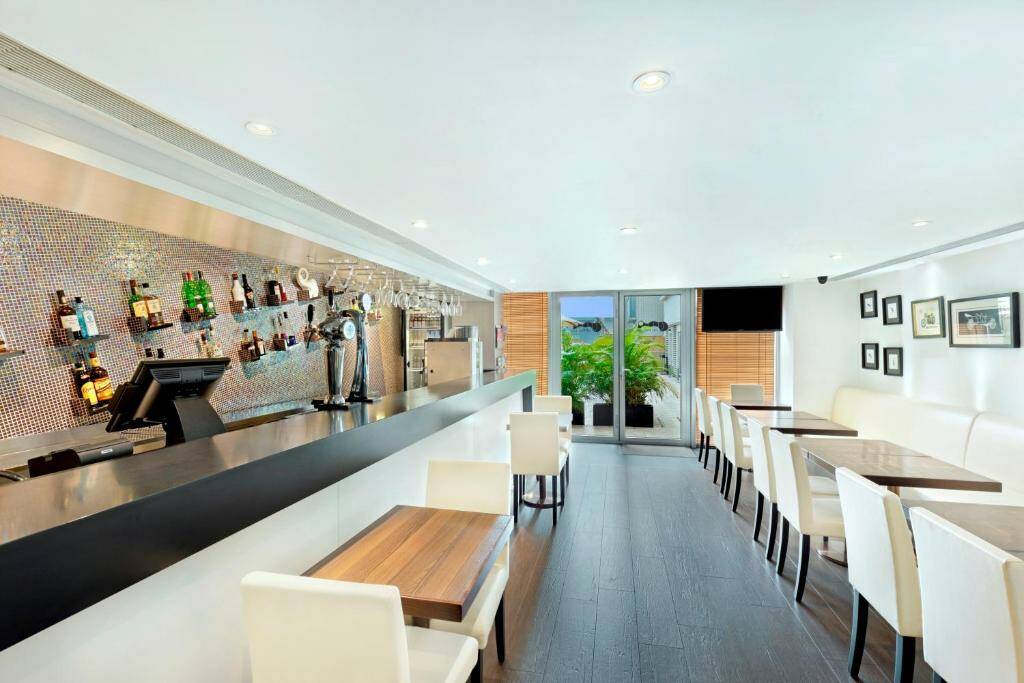 china hong kong harbour plaza 8 degrees zwembad bar