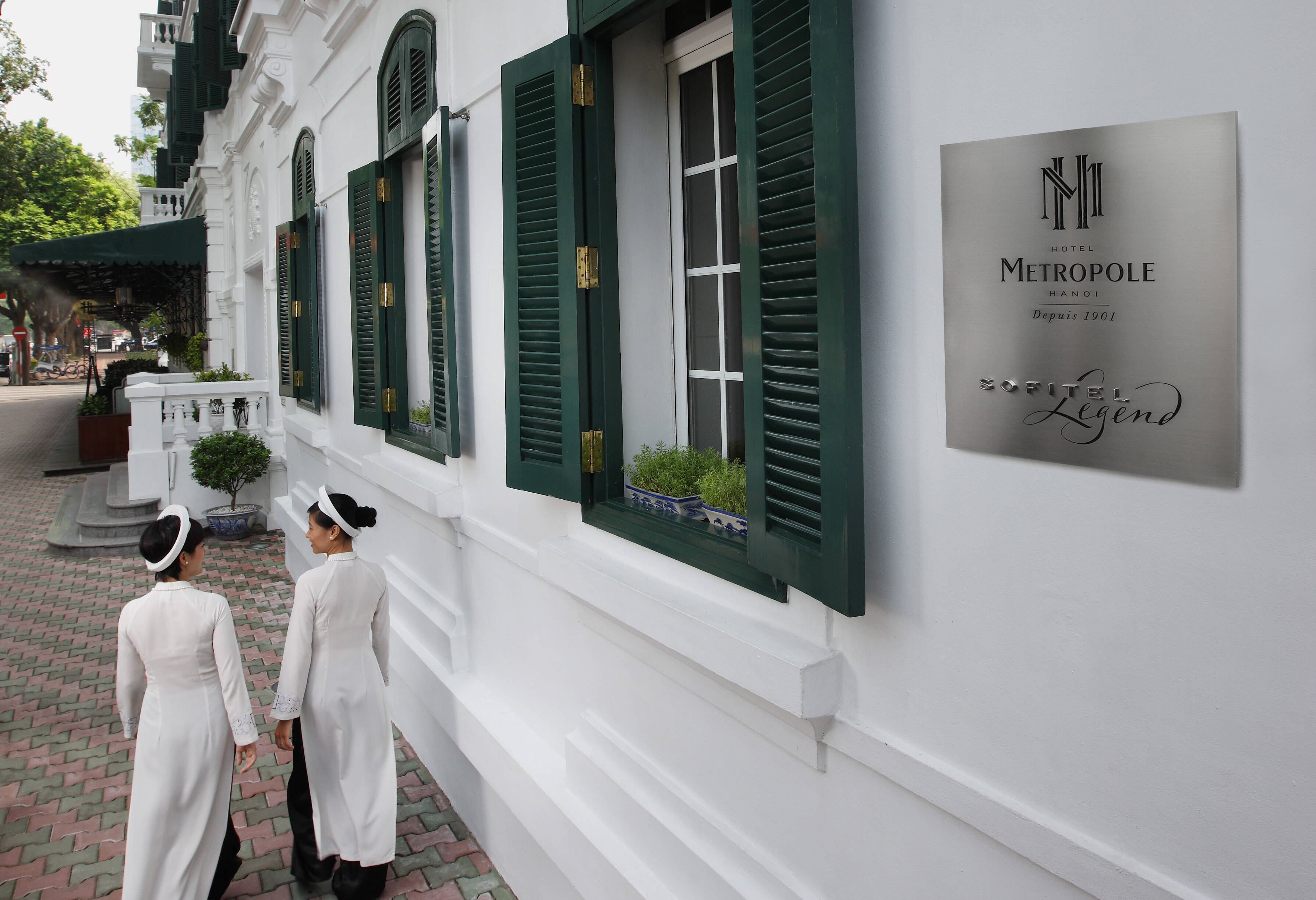 Facade van het Sofitel Metropole Legend hotel in Hanoi in Vietnam
