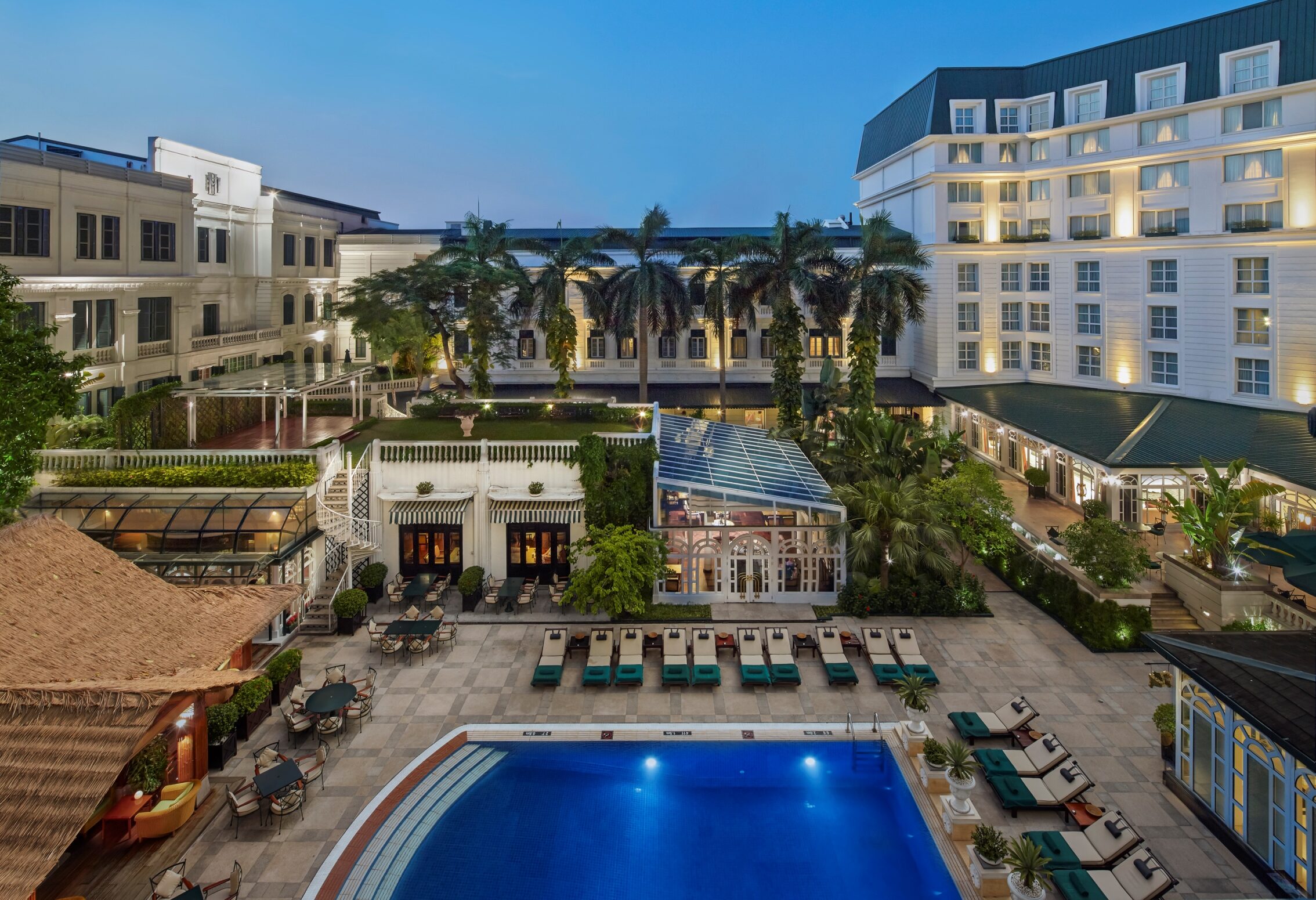 Binnenplaats met zwembad van het Sofitel Metropole Legend hotel in Hanoi in Vietnam