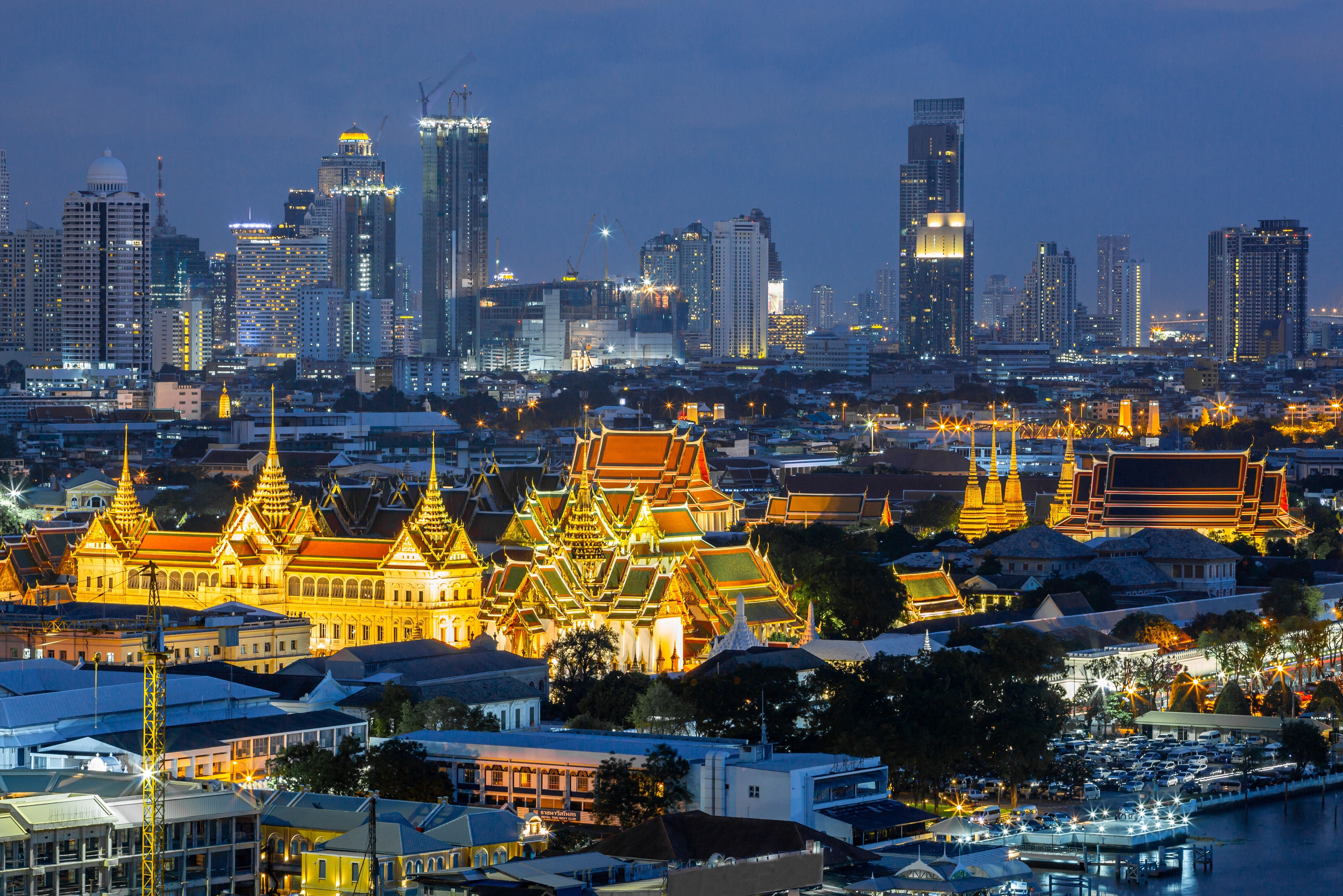 Skyline van Bangkok in de avonf Wat Phra Kaew