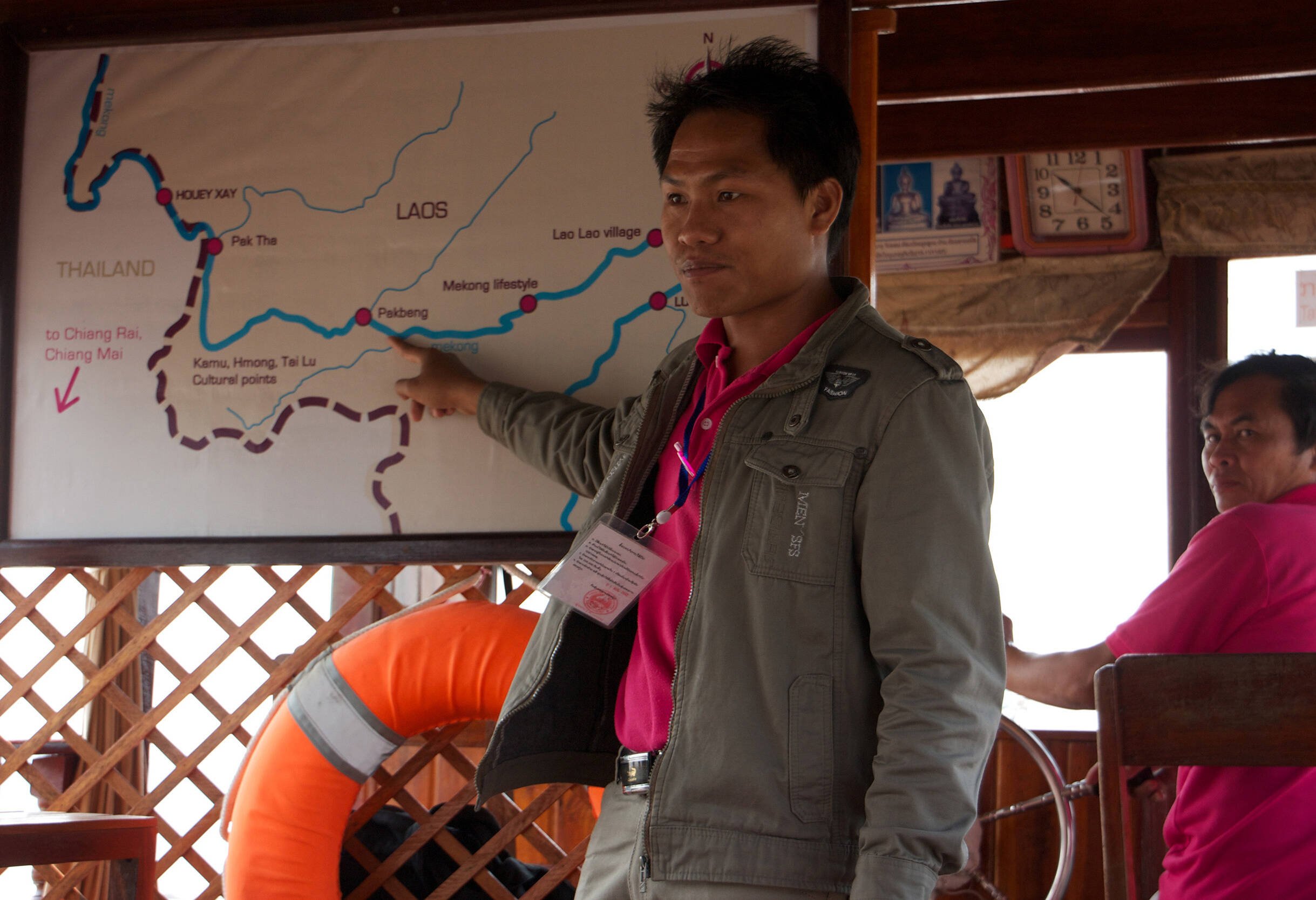 Uitleg van de gids over de route en Laos op de Shompoo Cruise in Laos