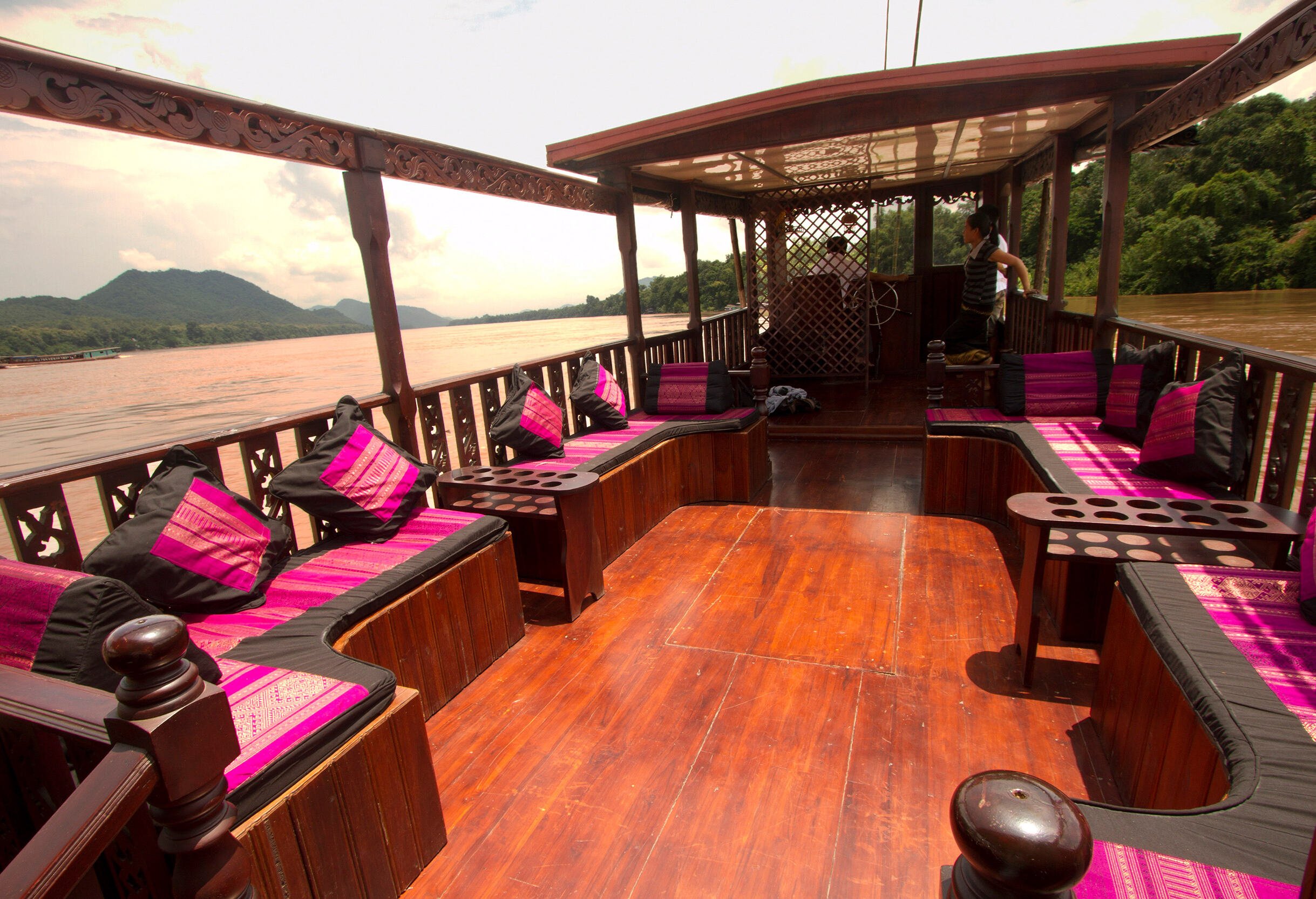 Genieten op het zonnedek van de Shompoo Cruise in Laos
