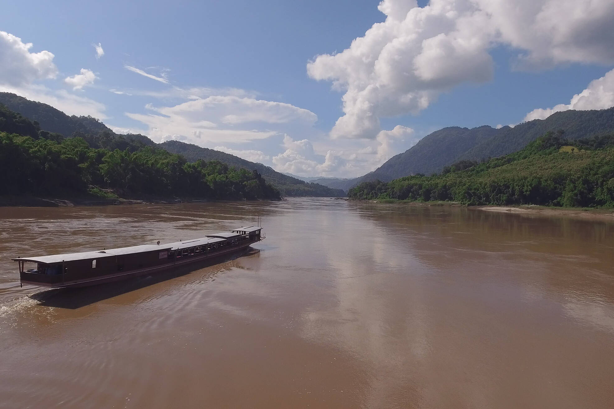 Varen door een prachtig landschap over de Mekong rivier tijdens de Shompoo Cruise in Laos