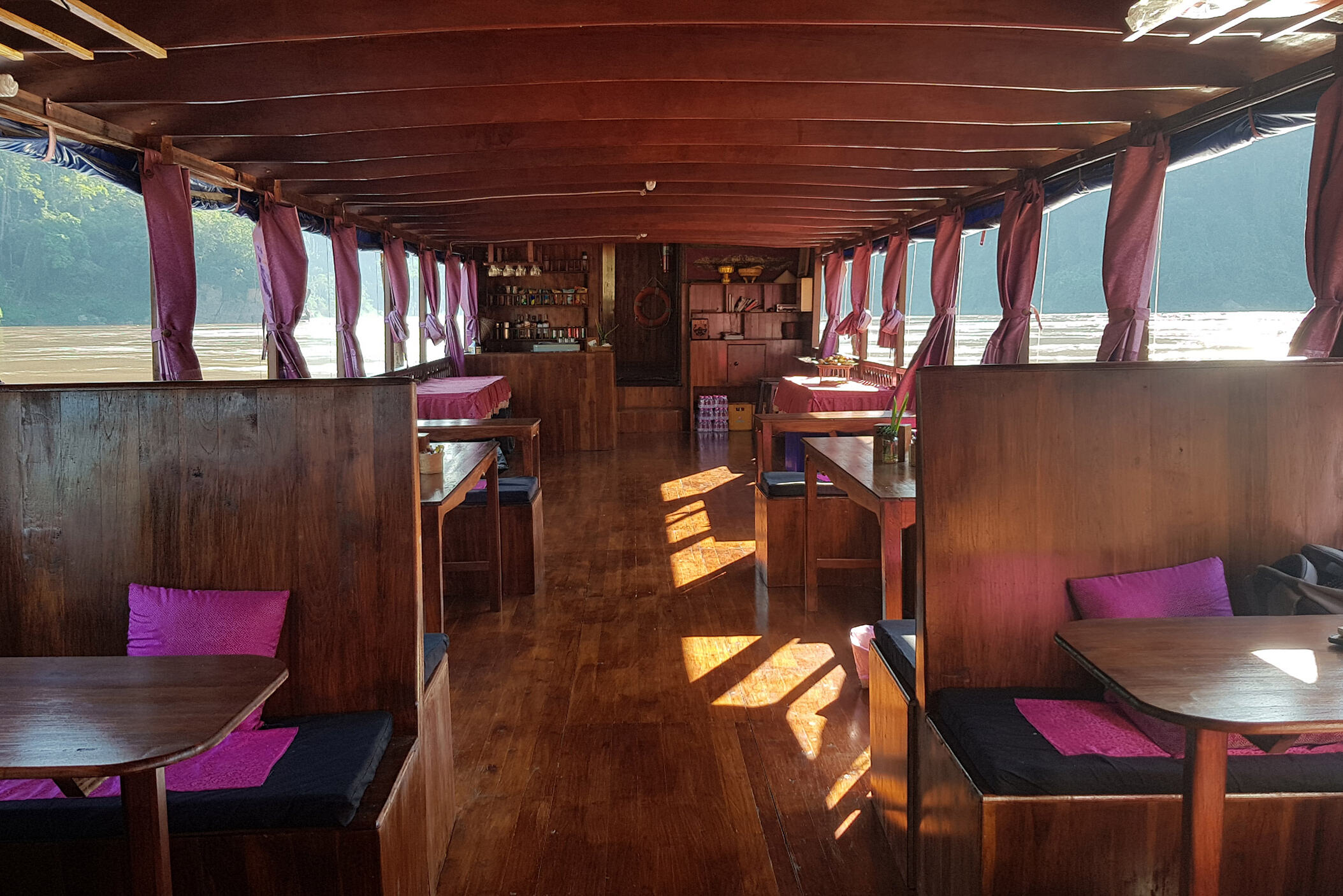 Binnenkant van de Shompoo Cruise in Laos