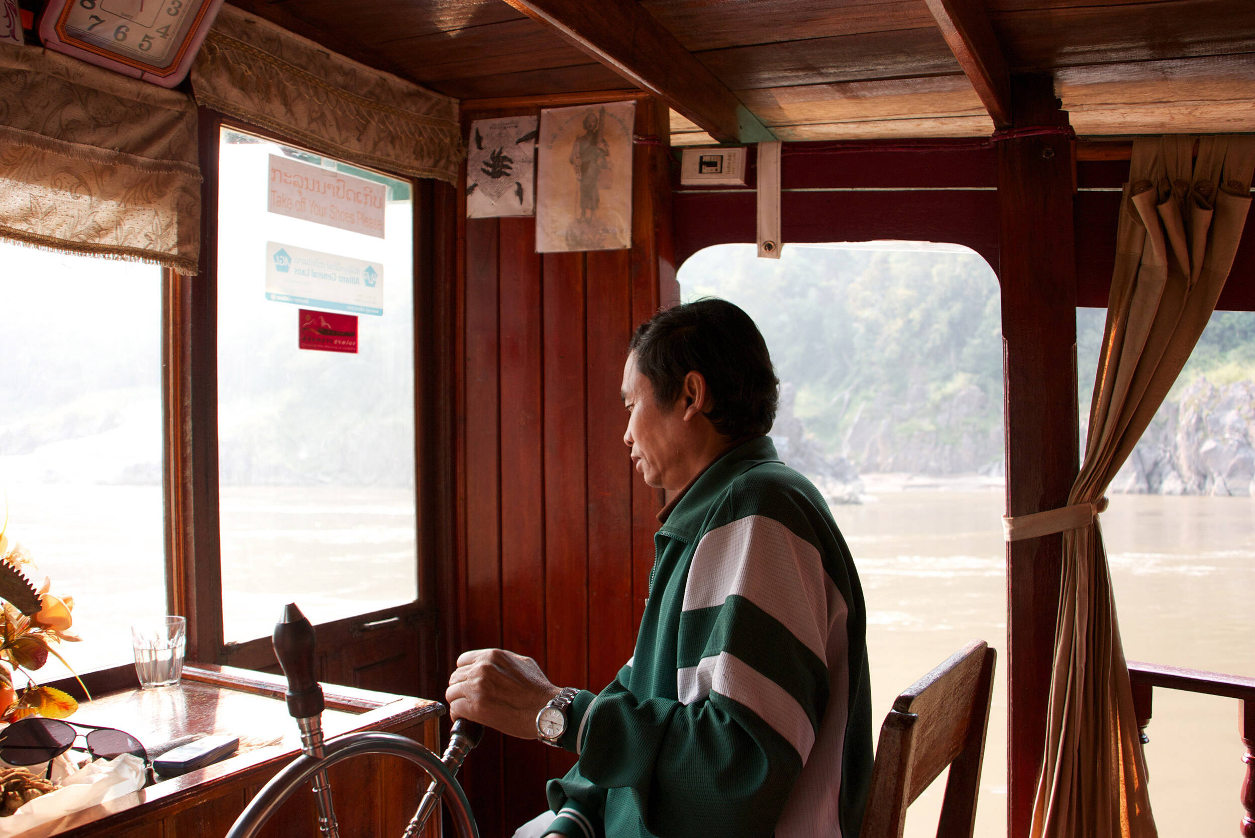 Stuurman van de Shompoo Cruise in Laos