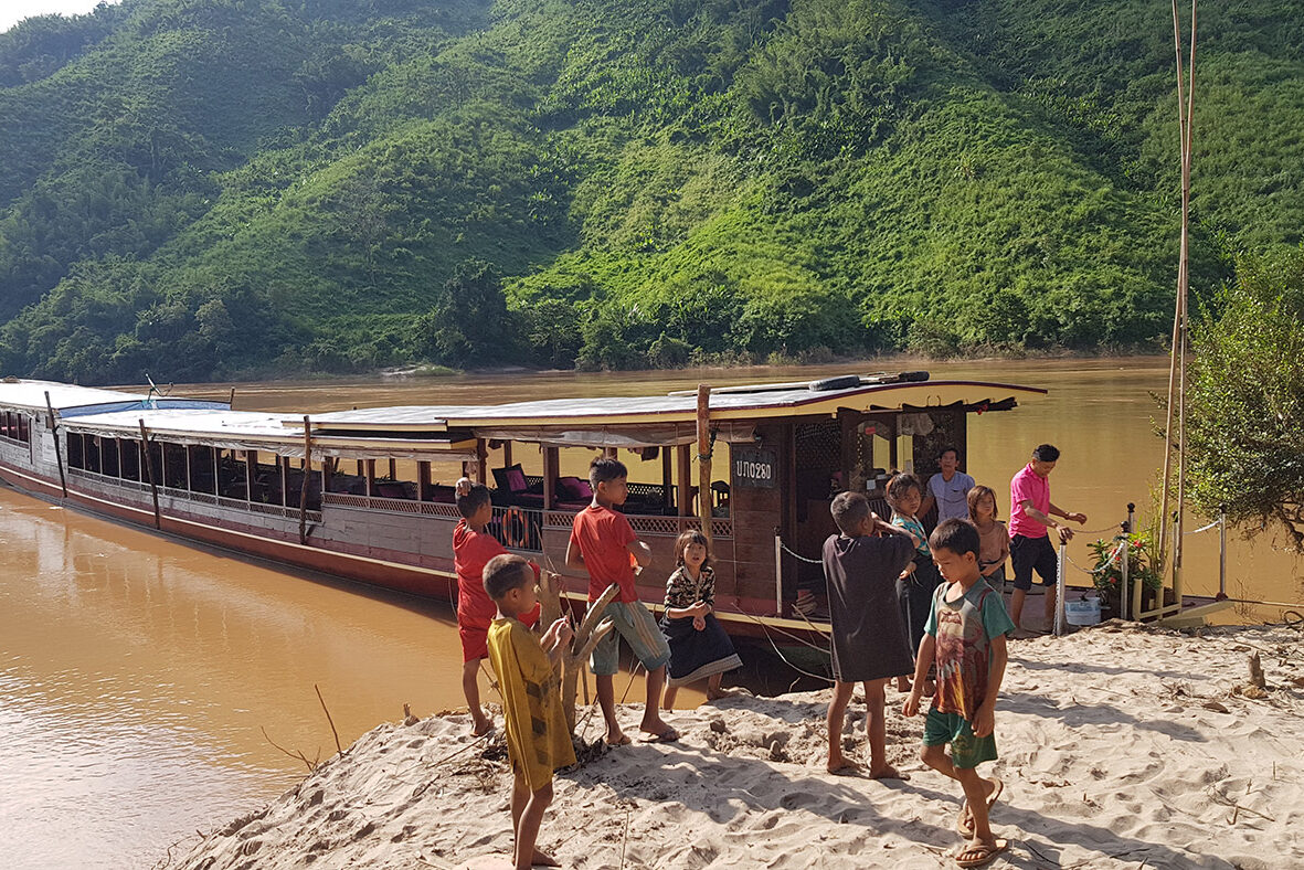 Aanleggen bij een lokaal dorpje tijdens de cruise met de Shompoo Cruise in Laos