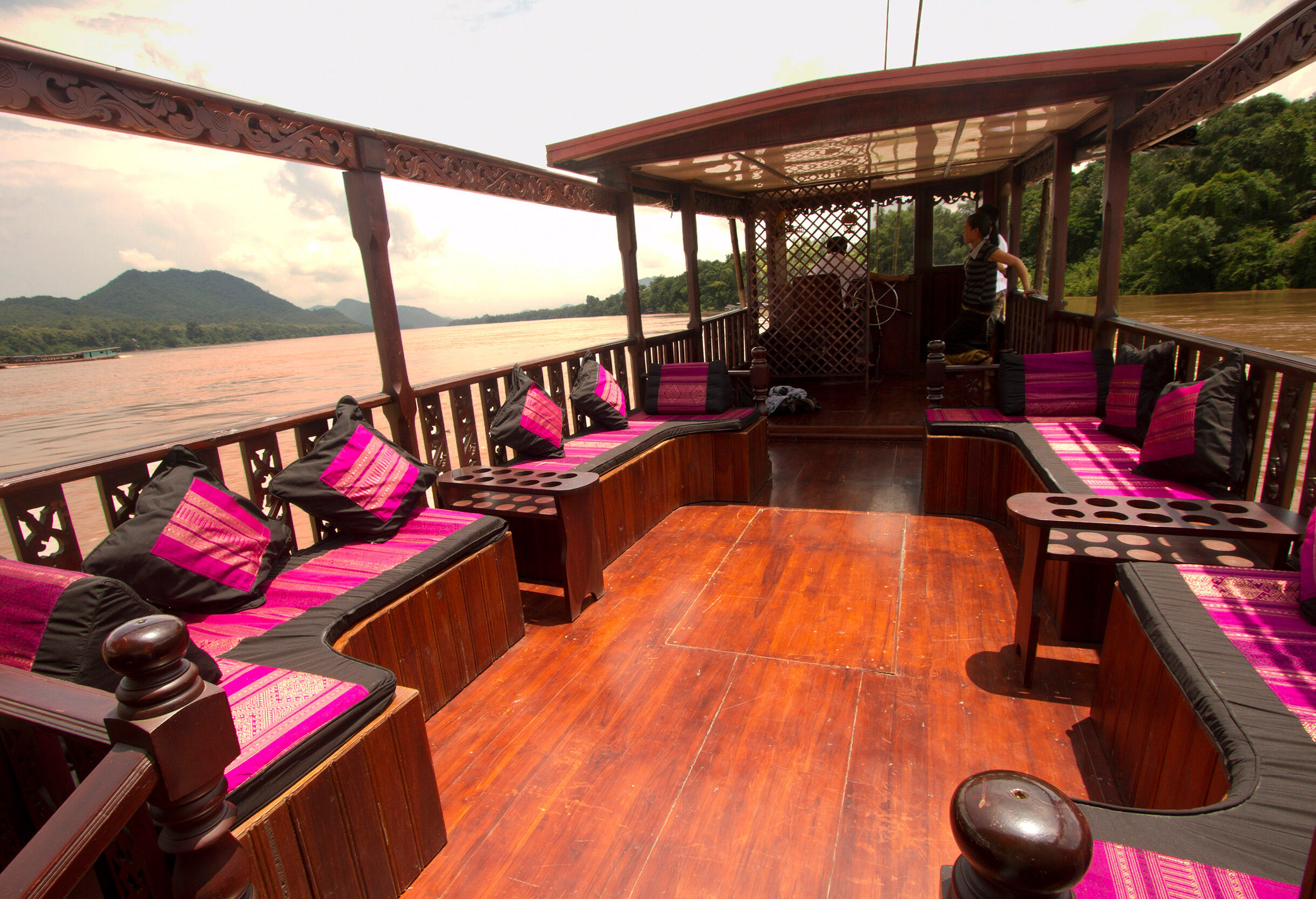 Genieten op het zonnedek van de Shompoo Cruise in Laos