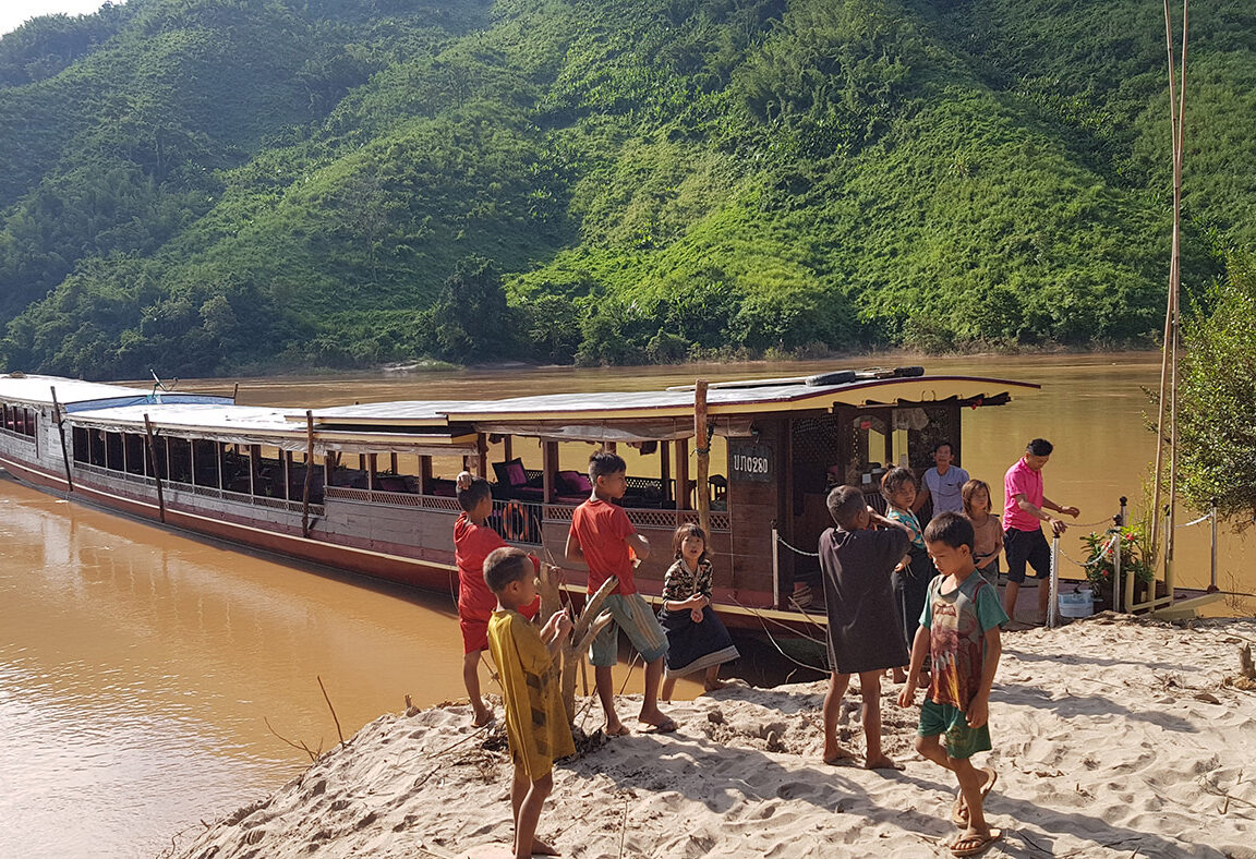 Aanleggen bij een lokaal dorp aan de oever van Mekong rivier met de Shompoo Cruise in Laos